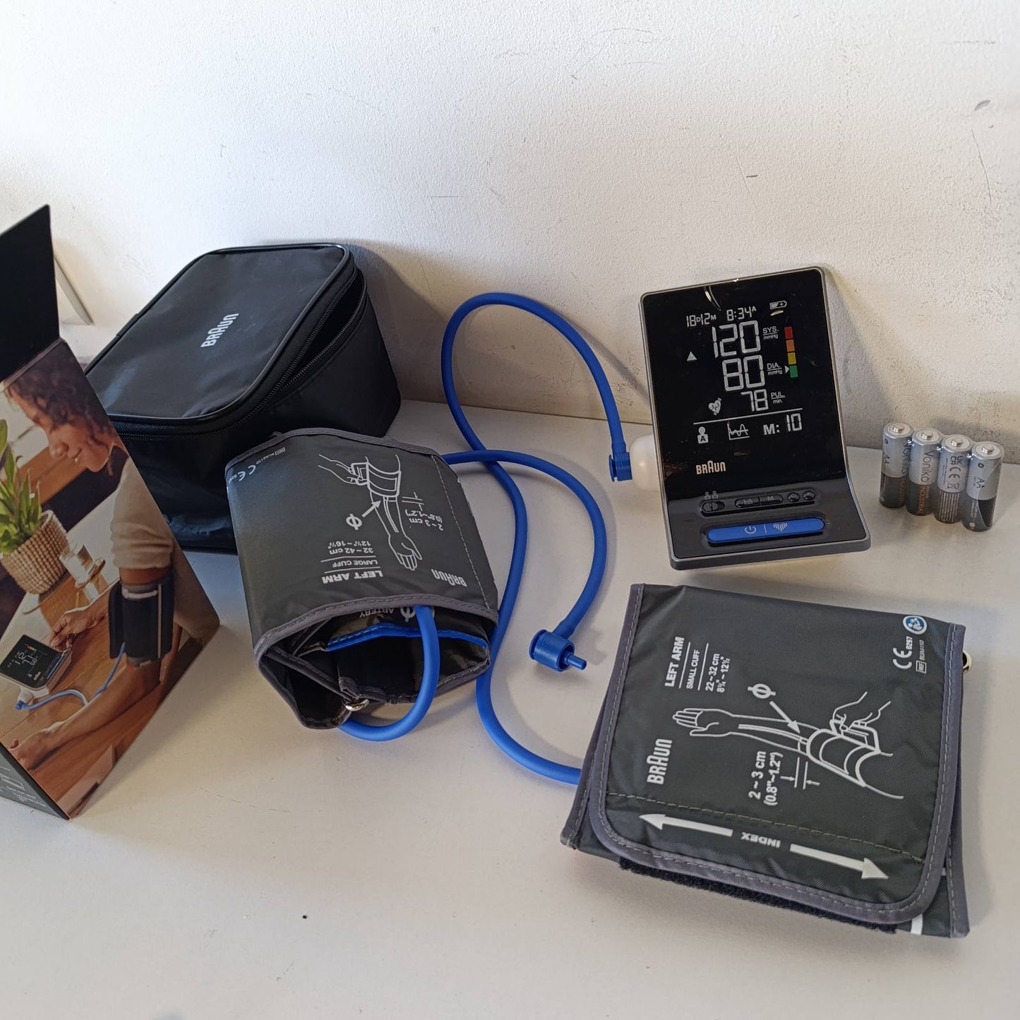 316057 - BRAUN Monitor i tensionit të gjakut ExactFit 3, për krahun e sipërm, ekran me kod ngjyrash, 2 madhësi manshete, BUA6150