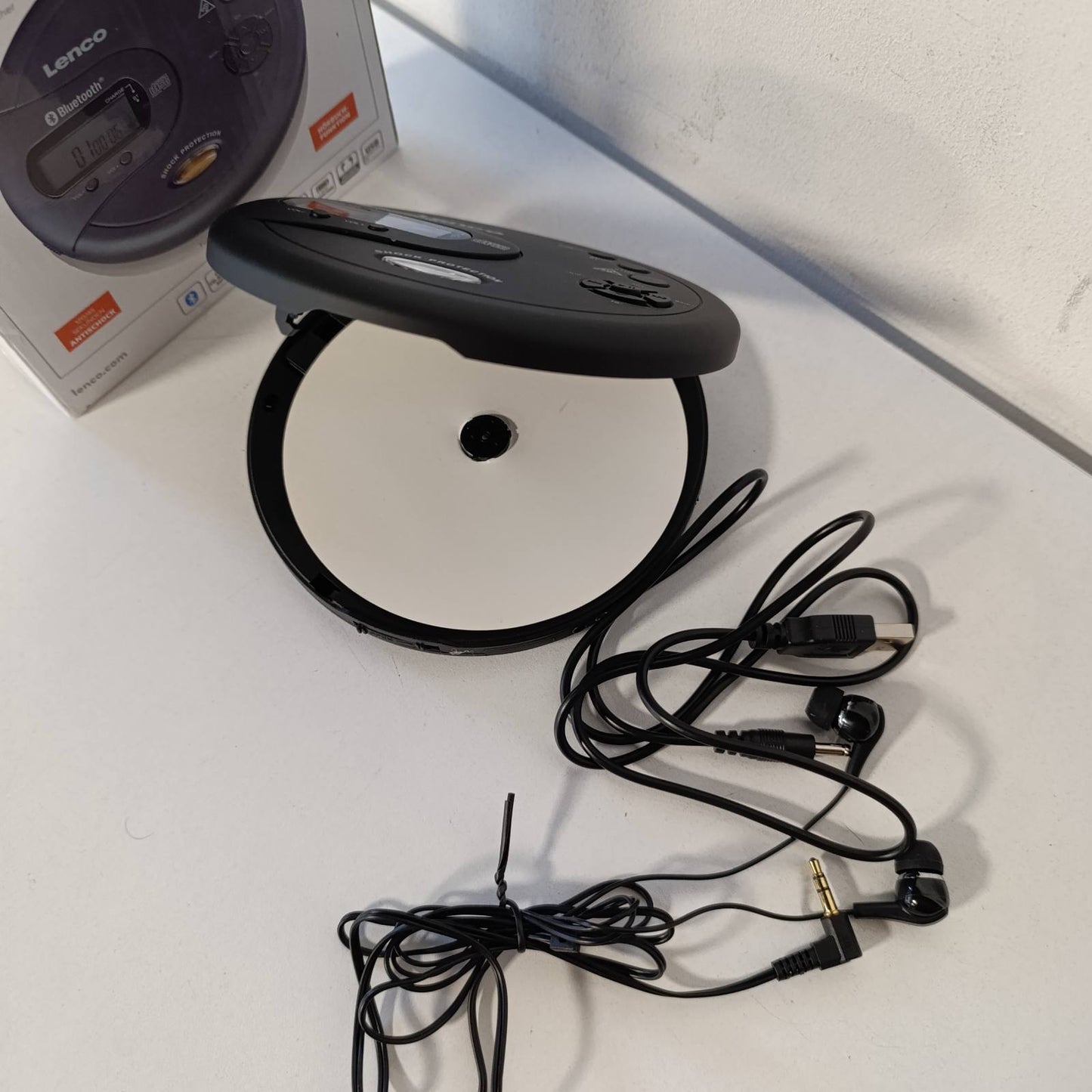 319656 - LENCO CD-300 CD PLAYER, DISCMAN PORTATIV, BLUETOOTH, MP3, KUNDËR GODITJEVE, 2 BATERI 2000MAH, KUFE, KABLLË KARIKIMI MICRO USB, E ZEZË