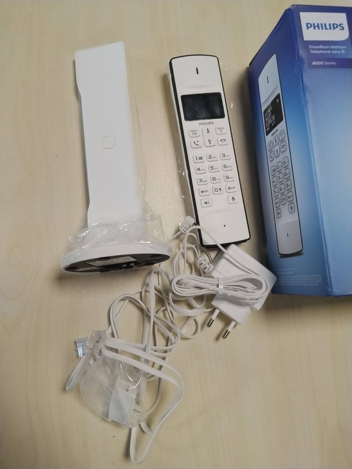 319555 - PHILIPS Telefon i Vetëm Pa Tel Linea M4501W/01, DECT, ekran 1.6 inç, 16 orë kohë bisede, 180 orë kohë gatishmërie, e bardhë