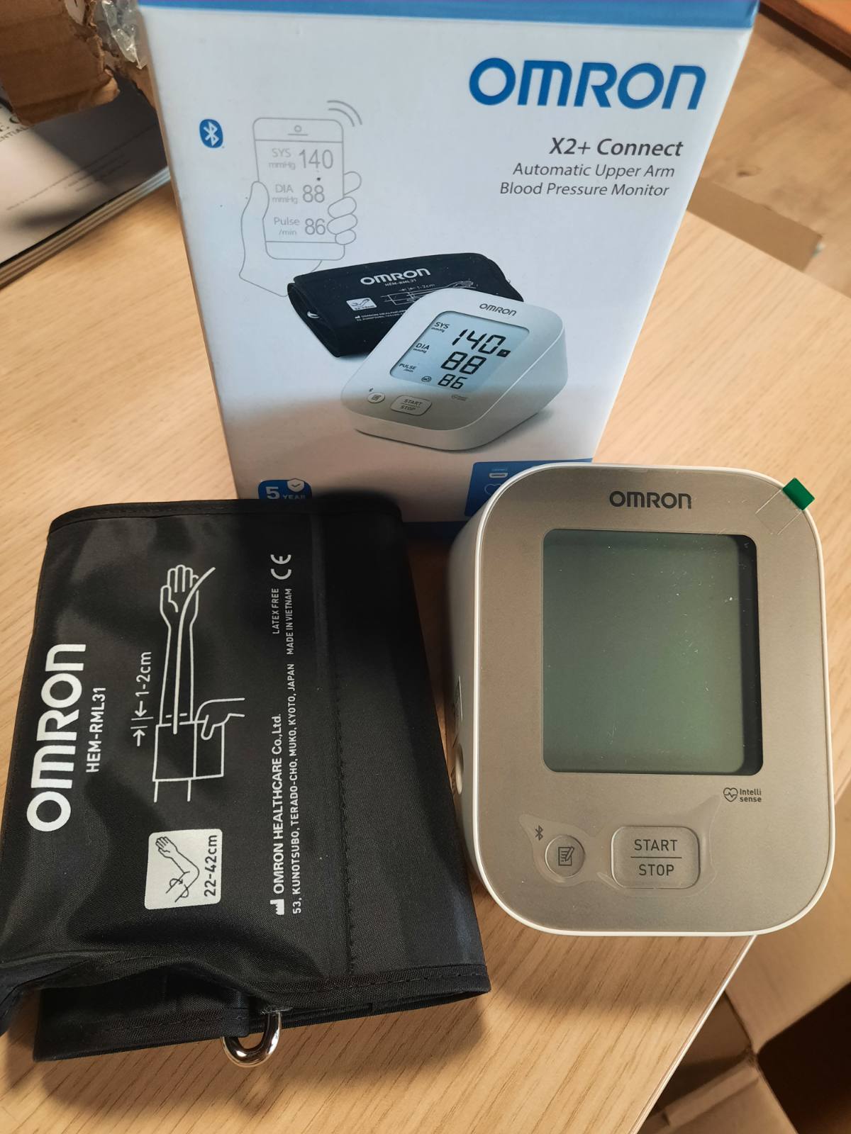 316146 - OMRON Monitor tensioni i gjakut për krahun e sipërm X2+ Connect, Bluetooth, manshetë universale 22-42 cm