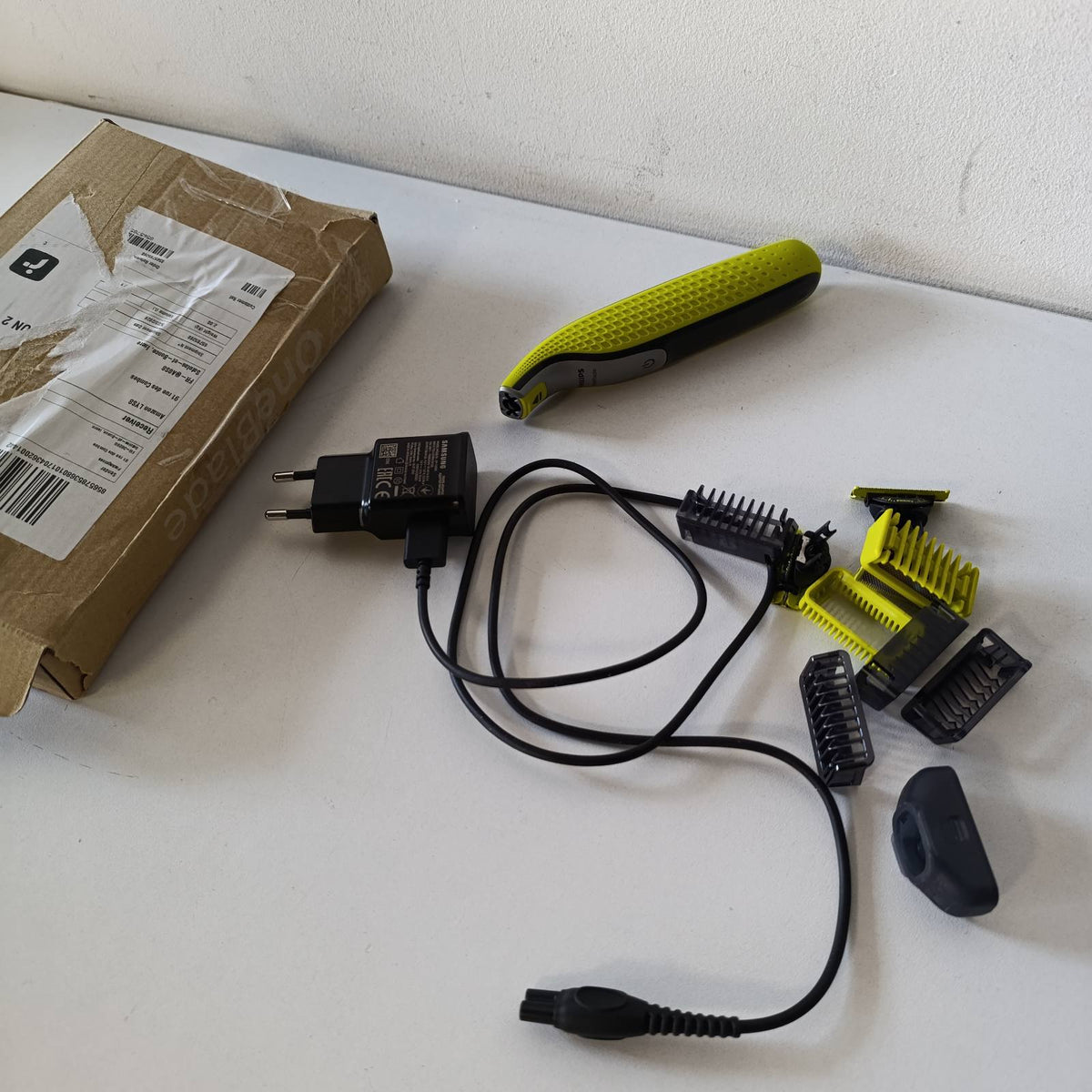 315903 - PHILIPS Makinë prerëse elektrike OneBlade, 3 tehe 360, 4 krehër për flokë (1, 2, 3, 5 mm), QP2834/31