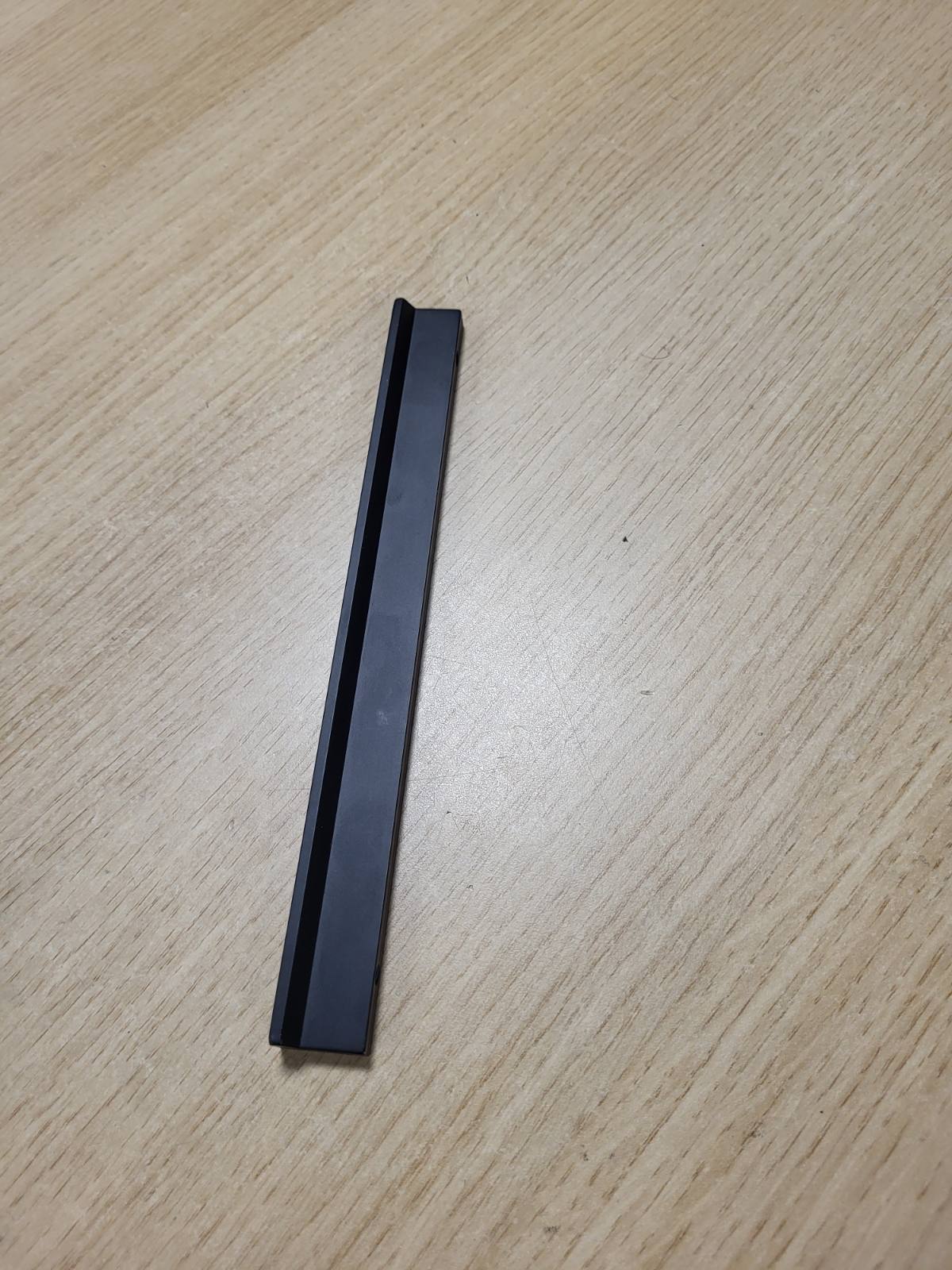 335509 - GTV Dorezë Mobiljesh me Shtyllë, Alumini i Zi Mat, 190 x 18.5 x 10.7 mm, me Vida, moderne dhe funksionale