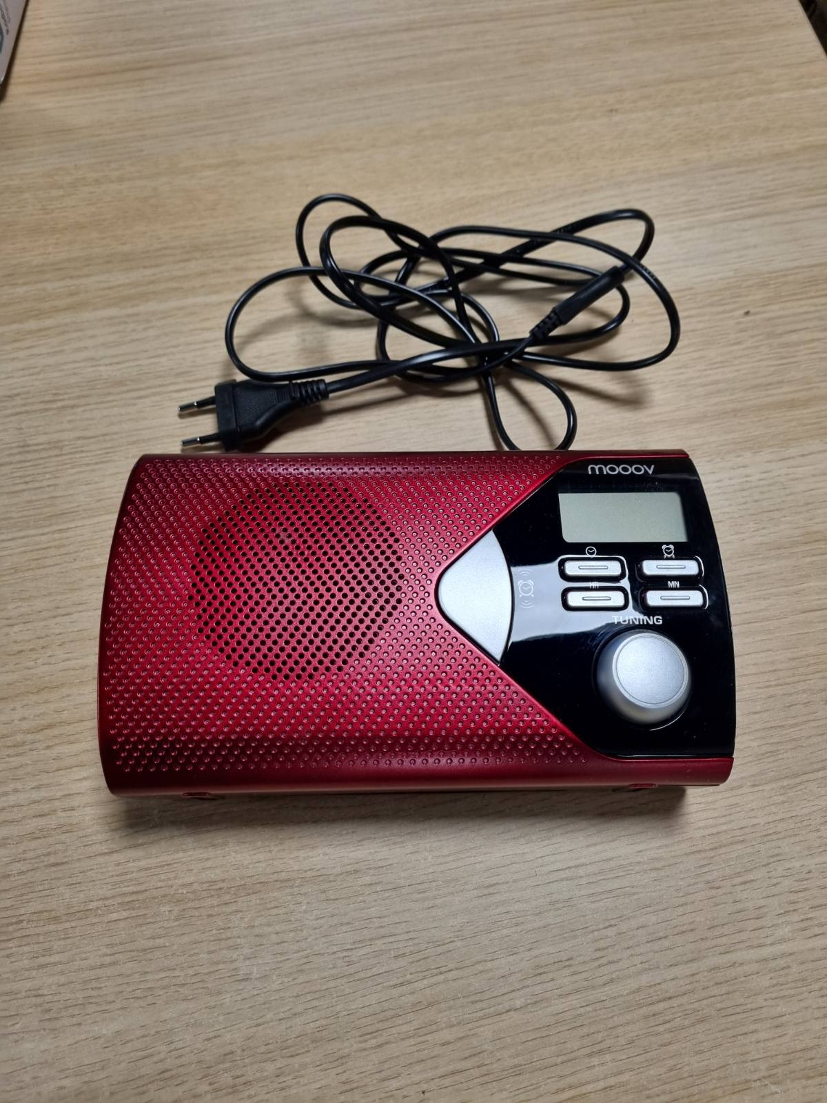 273700 - MOOOV Radio FM/AM Portative me Bateri 477201, Akordues Dixhital, Dorezë Mbajtëse e Palosshme, Funksion Ore dhe Alarmi, Funksionon me Rrjet ose Bateri - E Kuqe
