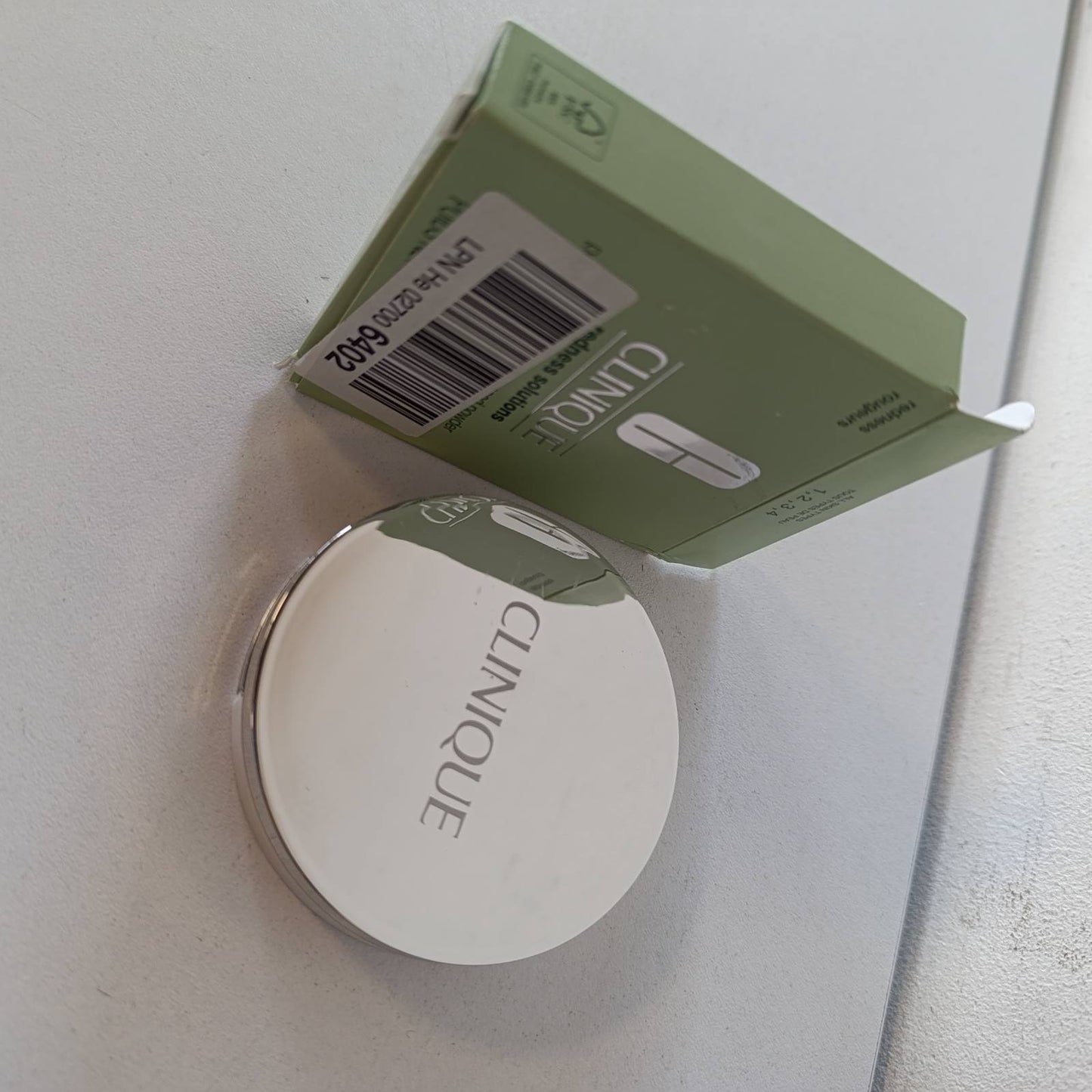 316250 - MAKEUP Pudër minerale e shtypur Redness Solutions, 11.6 g, neutralizon skuqjen, e përshtatshme për lëkura të prirura ndaj skuqjes