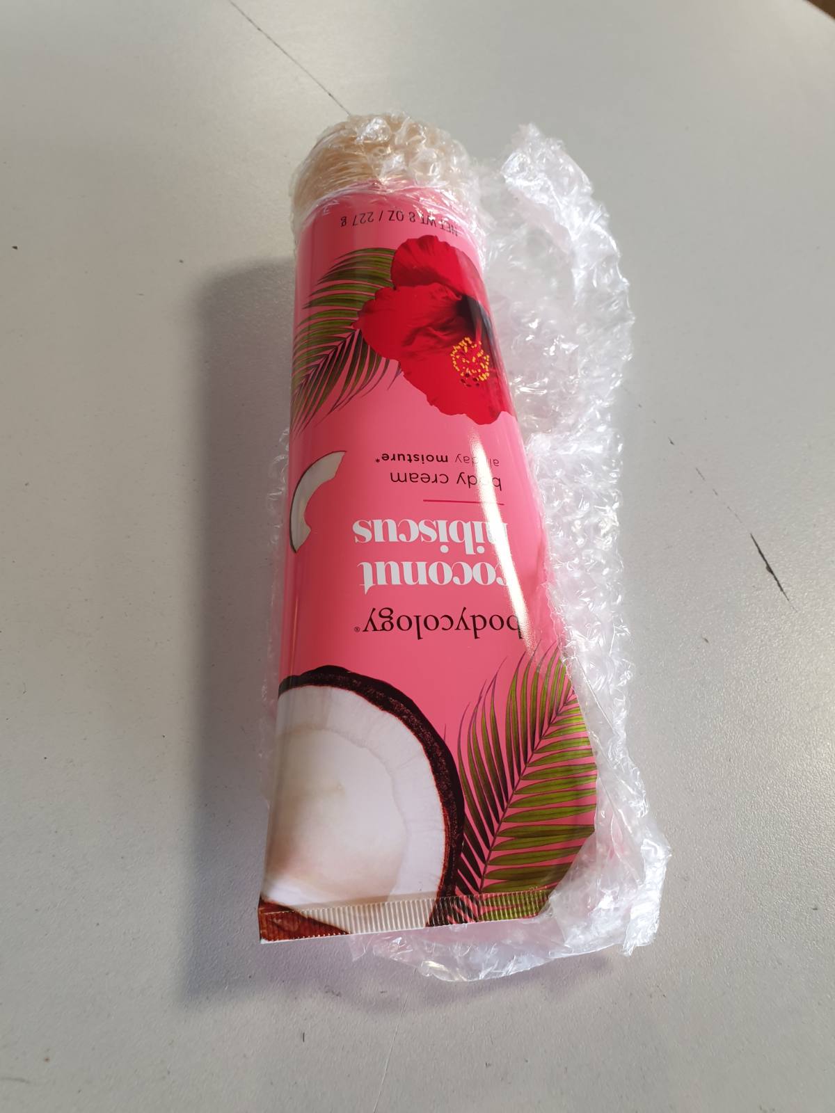 318146 - BODYCOLOGY Krem Trupi me Hibiscus Kokosi për Gra, 225 ml