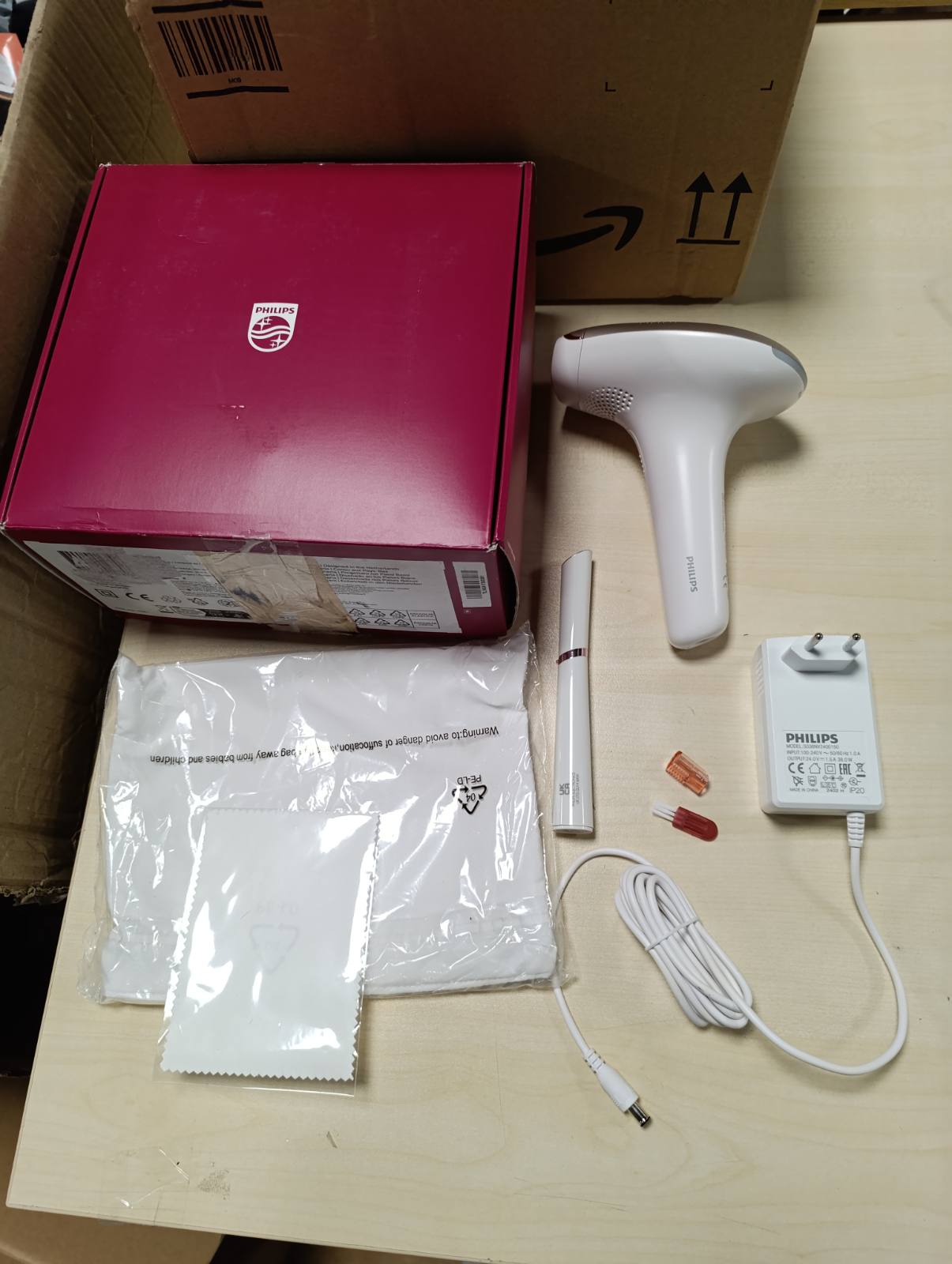 315011 - PHILIPS Pajisje për heqjen e qimeve Lumea IPL 9900 Series, teknologji SenseIQ dhe SkinAI, 220-240V, 4 aksesorë për trupin, fytyrën dhe zonat precize, pa tel (BRI951/00)