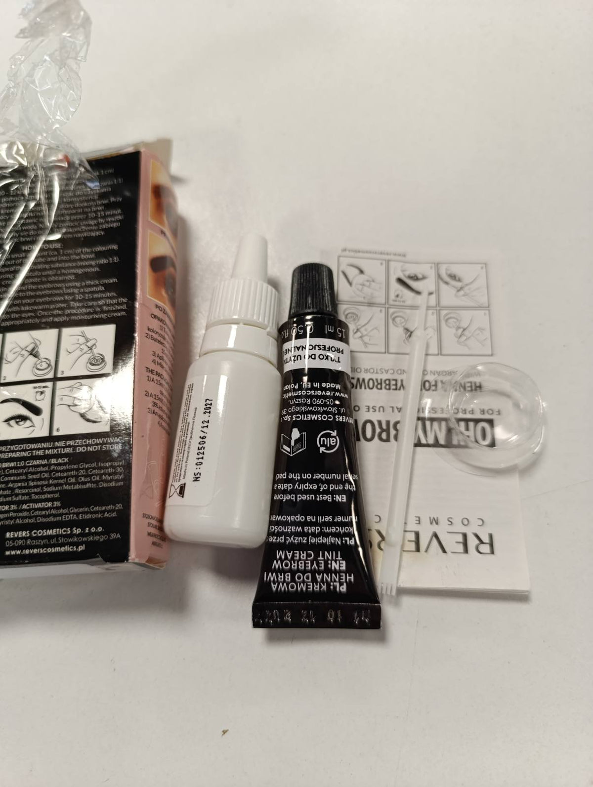 306811 - REVERS COSMETICS Ngjyrë vetullash Black 1.0 me vaj argani dhe vaj ricini, rezultat natyral, zgjat deri në 4 javë, 15+ aplikime.