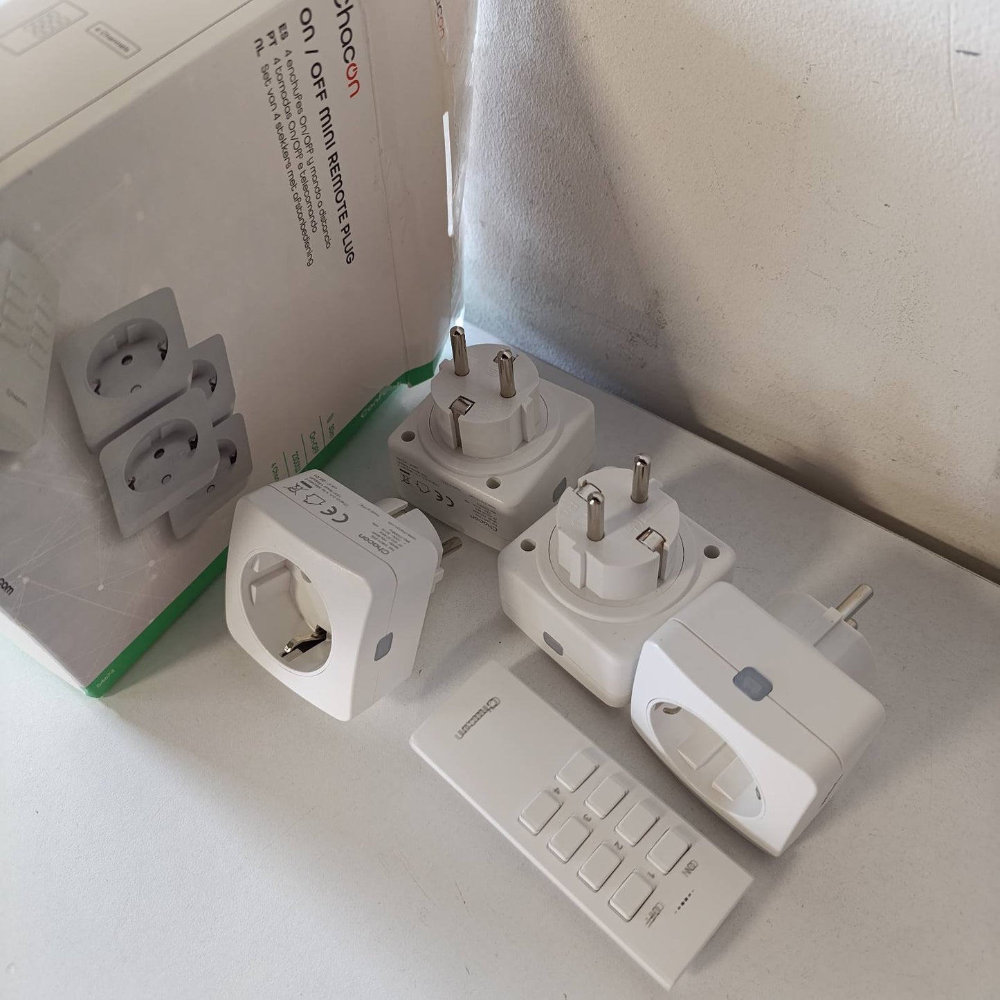 273500 - Set me 4 priza mini On/Off + telekomandë 4-kanalëshe, 2300W (SCH)