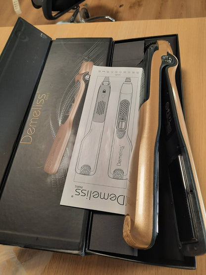 300378 - DEMELISS Drejtues flokësh me avull SAINT ALGUE Titanium, pllaka titaniumi, avull ultra i fuqishëm, depozitë uji XL 40ml e integruar, krehër i lëvizshëm, 5 cilësime temperature, profesional