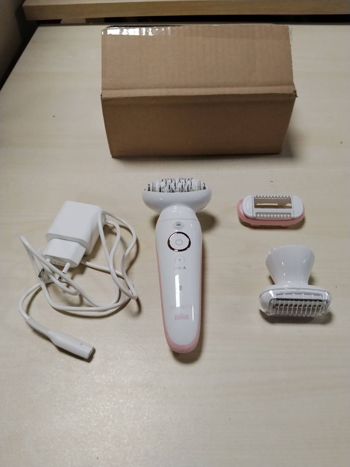 301653 - BRAUN Depilator Silk-épil 9 për Gra me Kokë Rrotulluese, e Bardhë/Rozë, Rezistent ndaj Ujit, përfshin Kokat e Rrobave dhe të Makinës së Shkurtimit