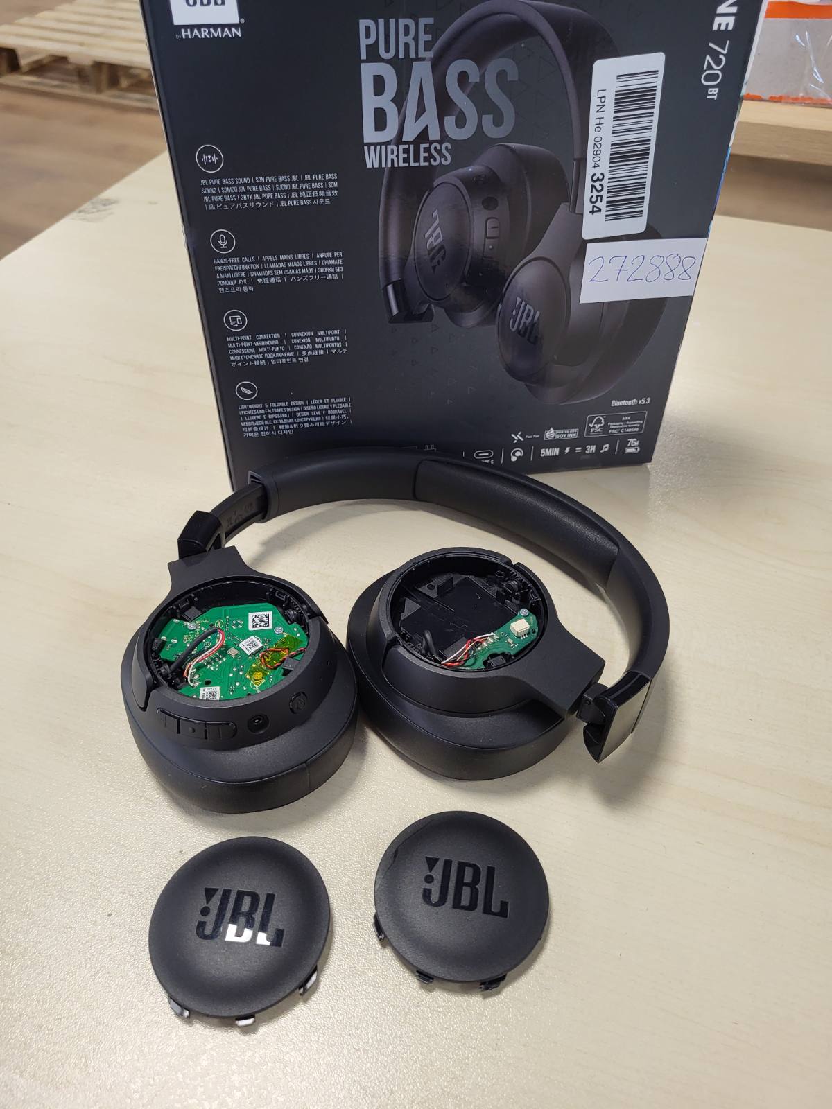 272888 - JBL TUNE 720BT, kufje pa tel, Bluetooth 5.3, jetëgjatësi baterie deri në 76 orë, karikim i shpejtë, material: plastike, ngjyra: të zeza