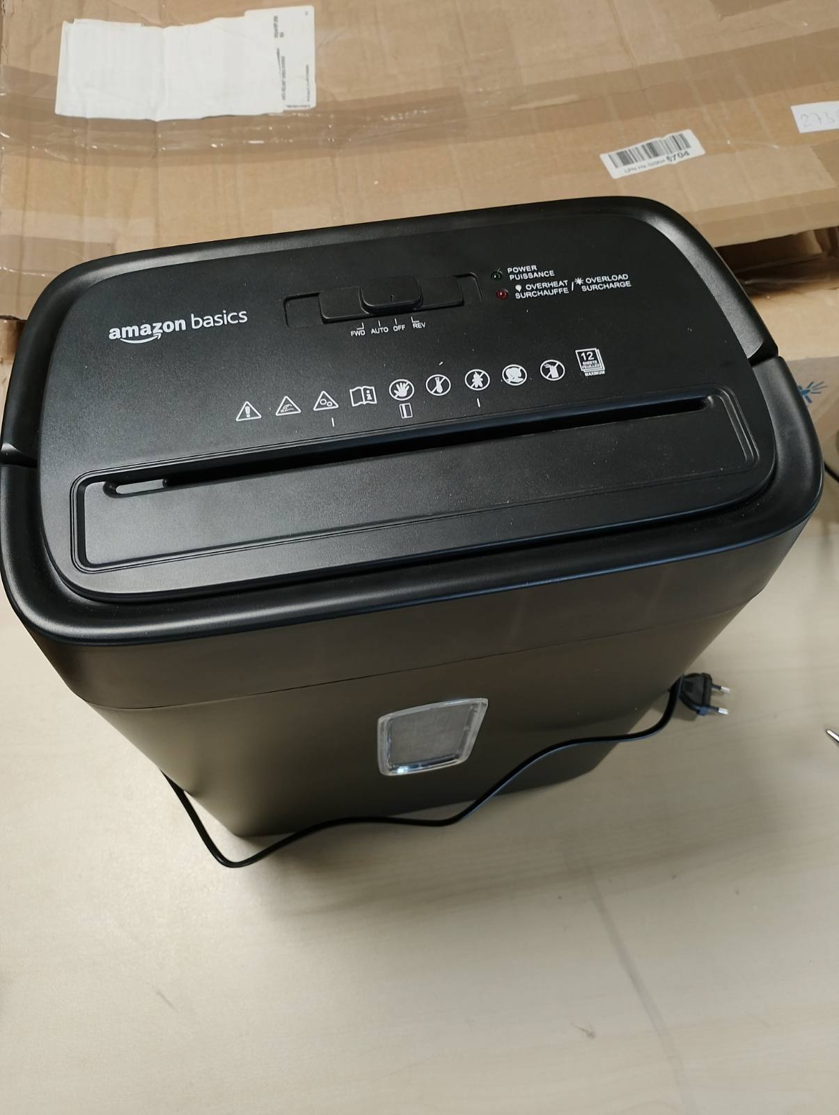273024 - AMAZON BASICS Shredder letre dhe kartash krediti me prerje tërthore, 12 fletë (Model i ri), i zi