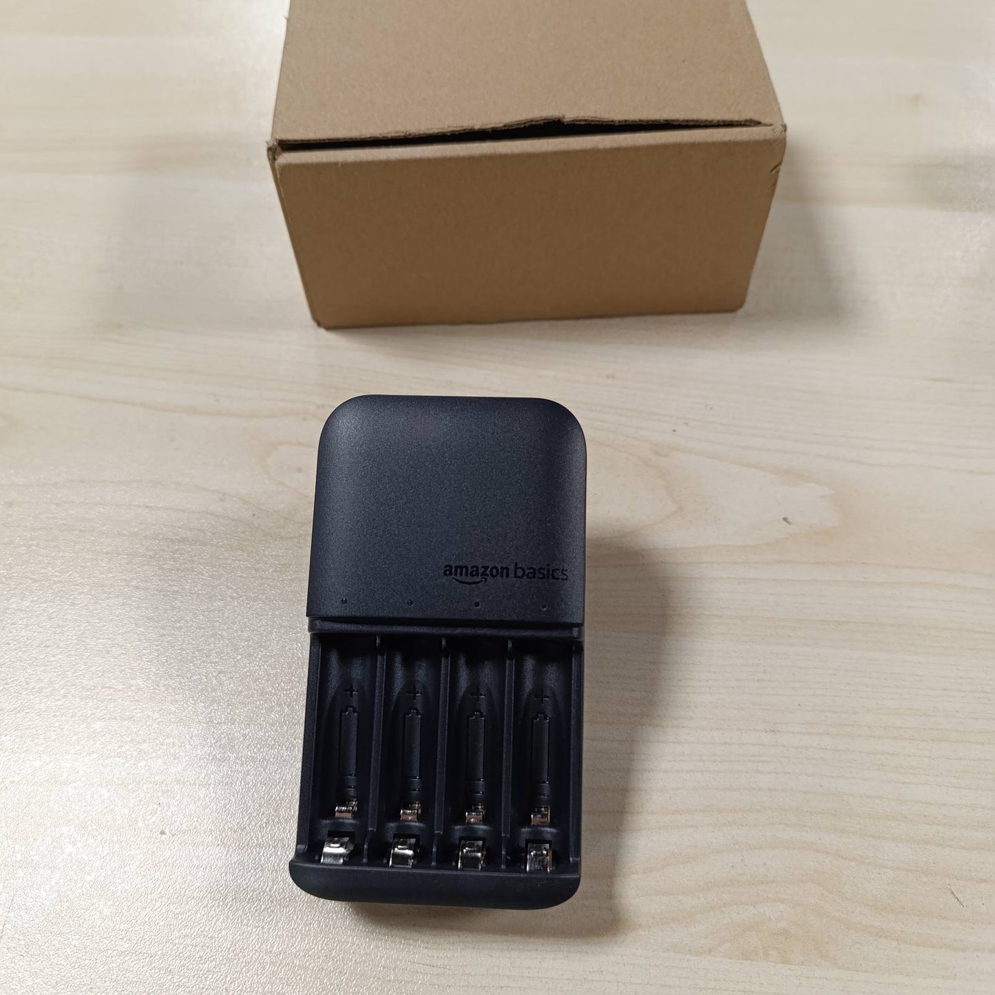 269076 - AMAZON BASICS Karikues Baterie për Bateritë NiMH AA/AAA, Prizë Evropiane, 4 Vende, E Zezë