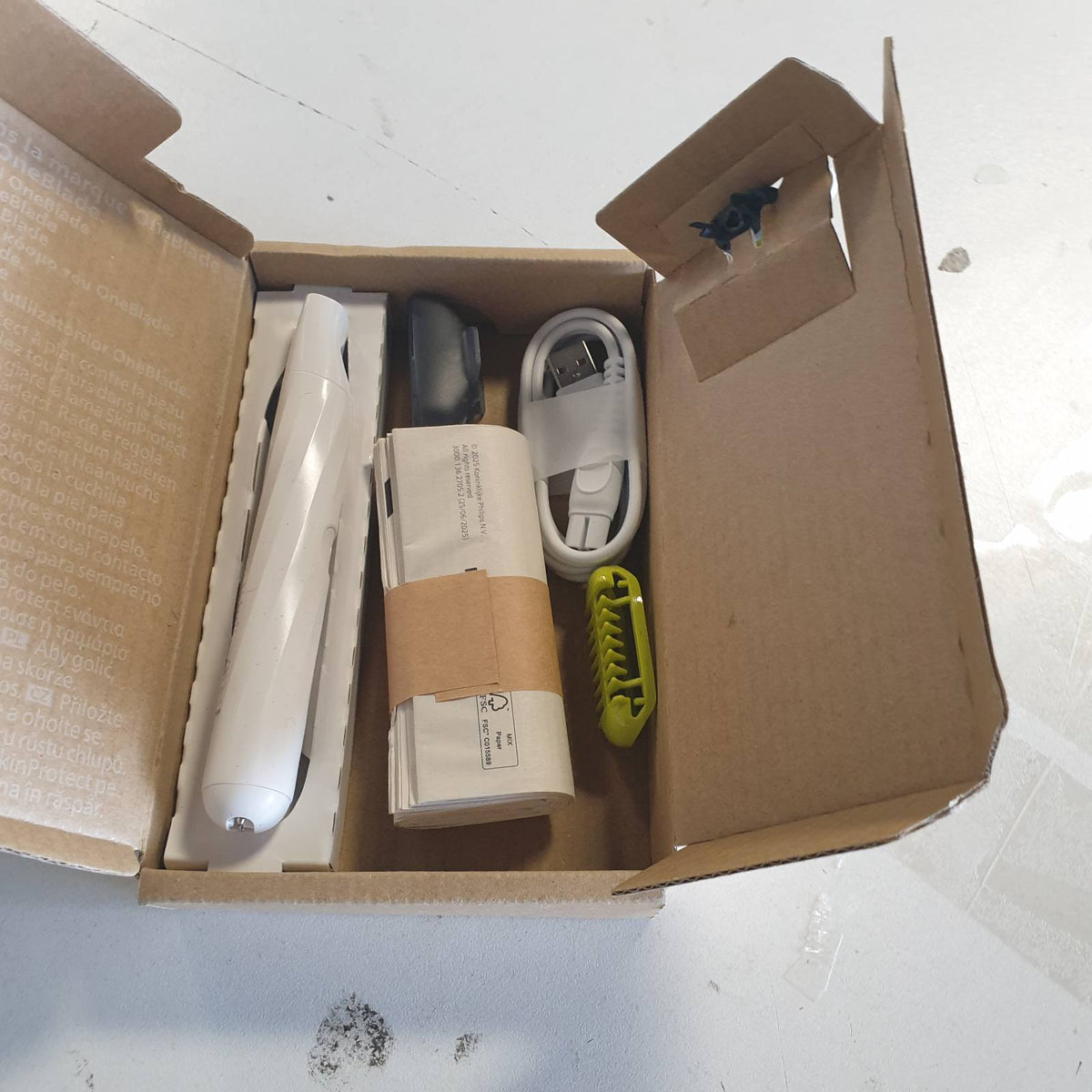 316042 - PHILIPS OneBlade Intime, rruajtje intime, rregullim dhe rruajtje me mbrojtje shtesë të lëkurës, model QP1924/30