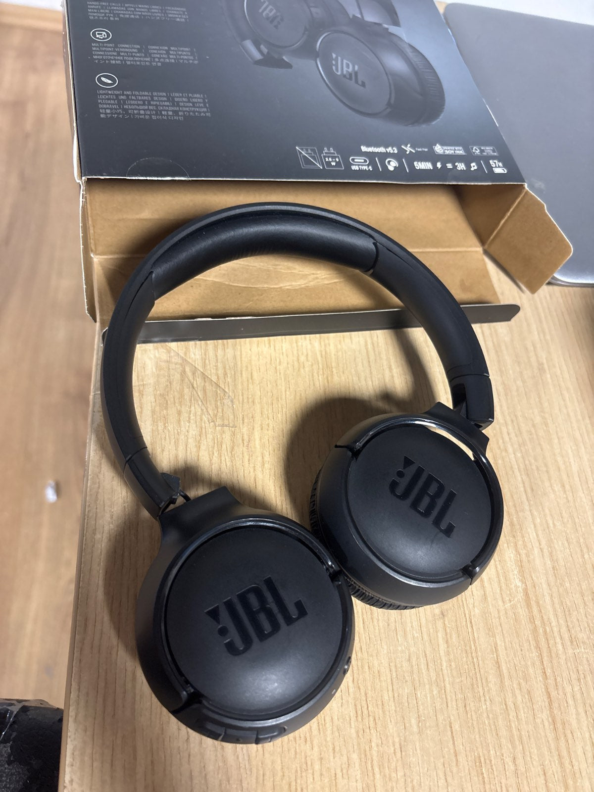 269113 - JBL Tune 520BT – Kufje pa tela mbi vesh me Bluetooth, deri në 57 orë bateri, karikim të shpejtë, dizajn të lehtë, të rehatshëm dhe të palosshëm, me thirrje pa duar dhe funksion Voice Aware, ngjyrë e zezë.