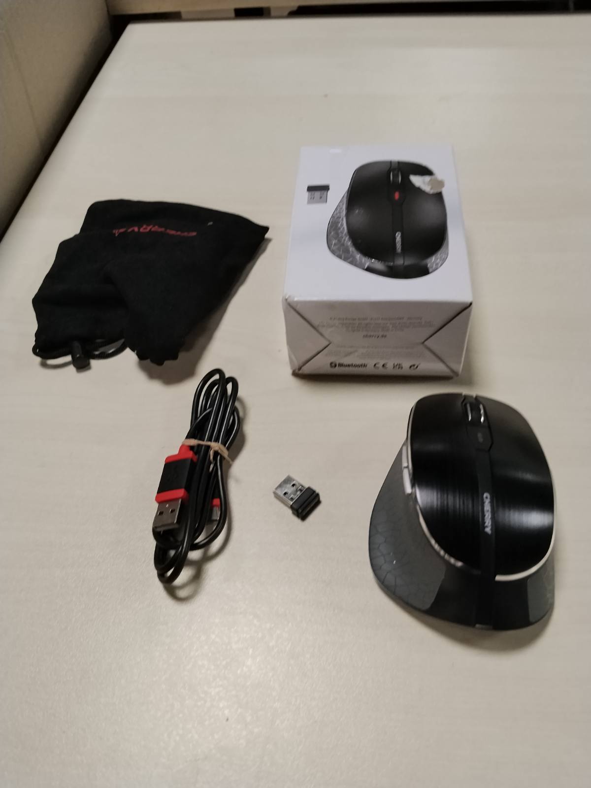 295706 - CHERRY MW 8C Ergo - Maus pa tel dhe i rikarikueshëm, ergonomik për dorën e djathtë, lidhje Bluetooth® ose radio, enkriptuar AES-128, sensor me precizion të lartë, i zi