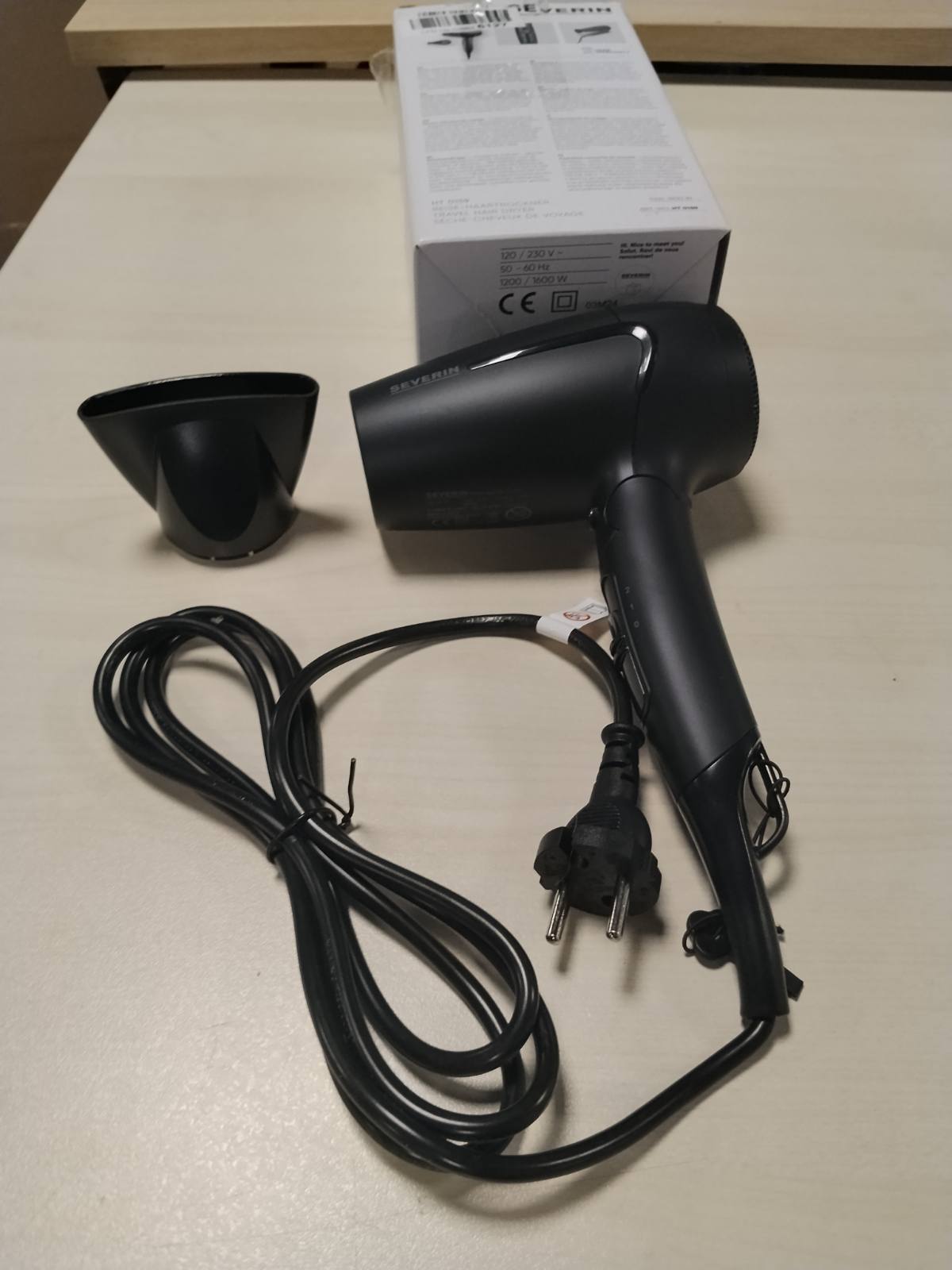 297293 - SEVERIN Tharëse flokësh për udhëtim, rregullim tensioni 110, 220-240V, dorezë e palosshme, 1600 vat, e zezë, HT 0159