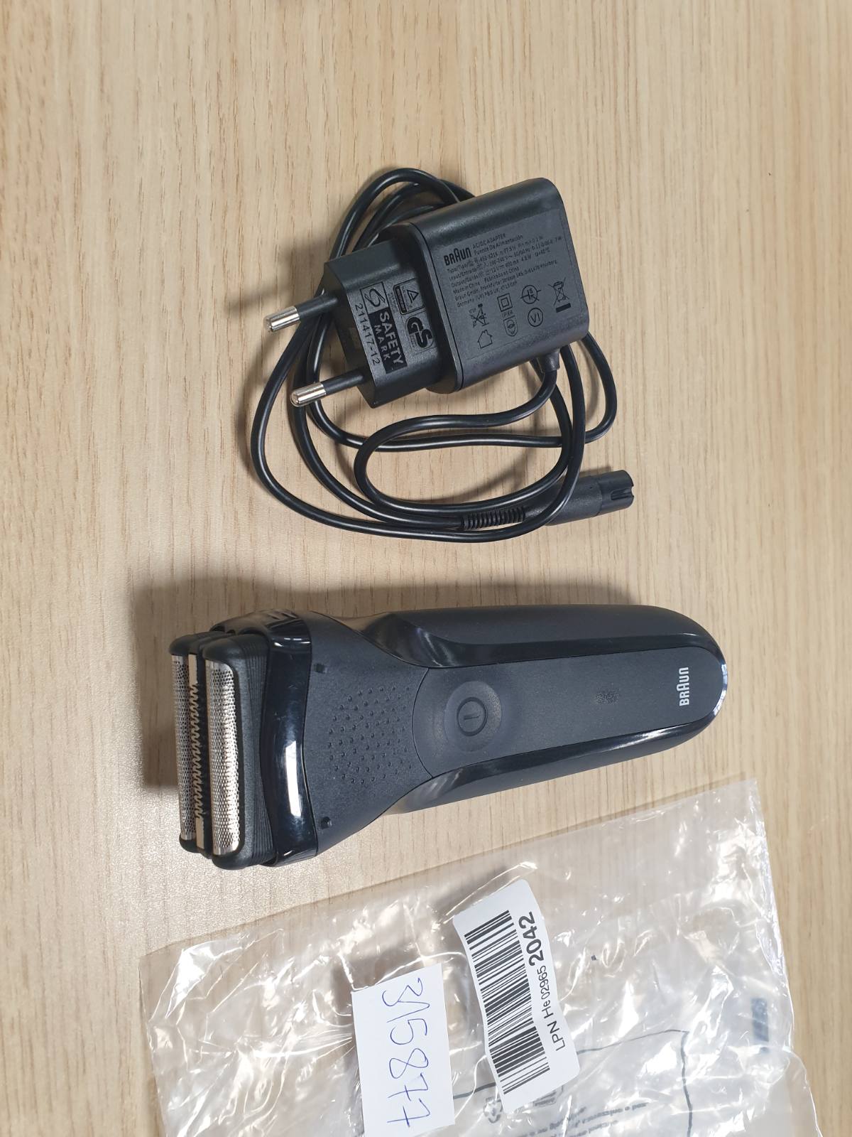 315877 - BRAUN Makinë rroje elektrike Series 3 300S, Fletë metalike, Gri, e papërshkueshme nga uji, Tehe fleksibël, 5 krehëra, Prerës qendror