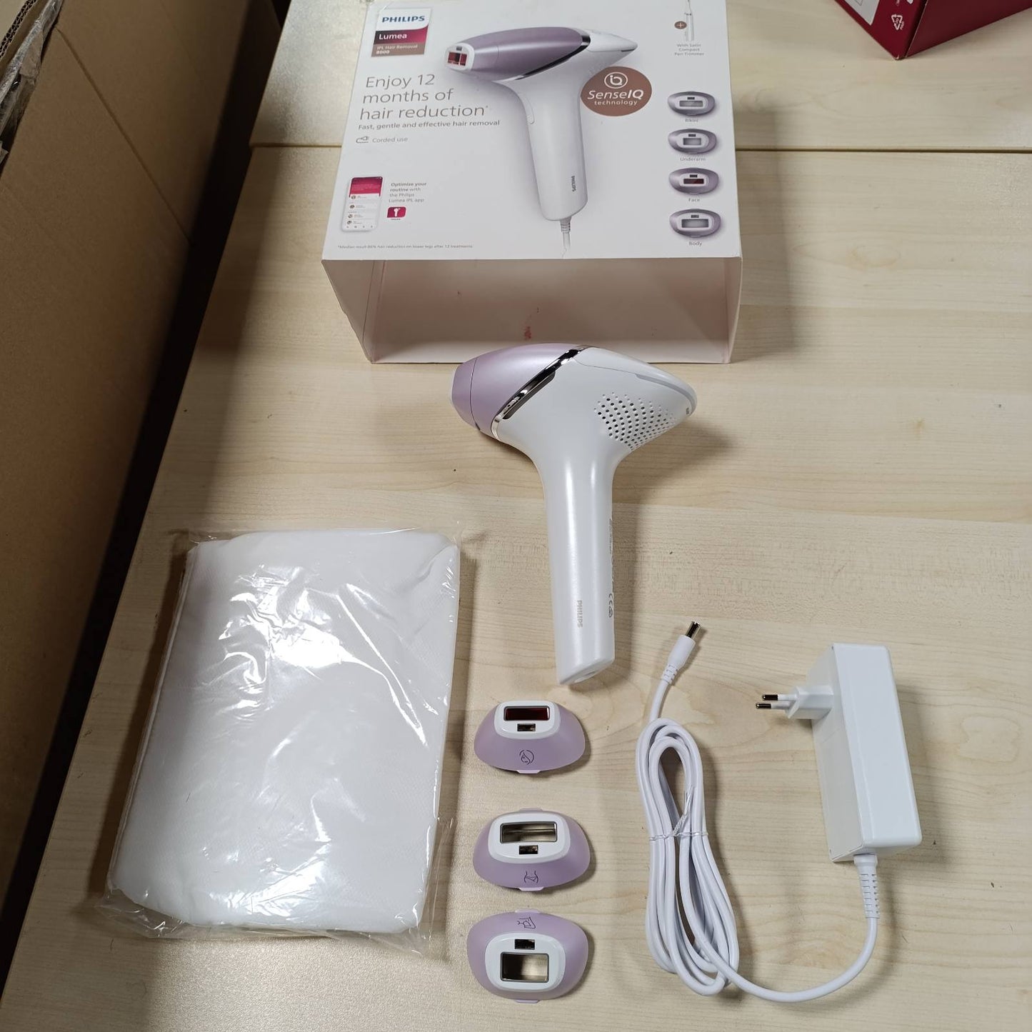 315010 - PHILIPS Lumea IPL Series 8000, Pajisje IPL për heqjen e qimeve, 220-240V, përfshirë makinë prerëse dhe 4 aksesorë për trupin, fytyrën, zonën e bikinive dhe sqetullat (BRI949/00)