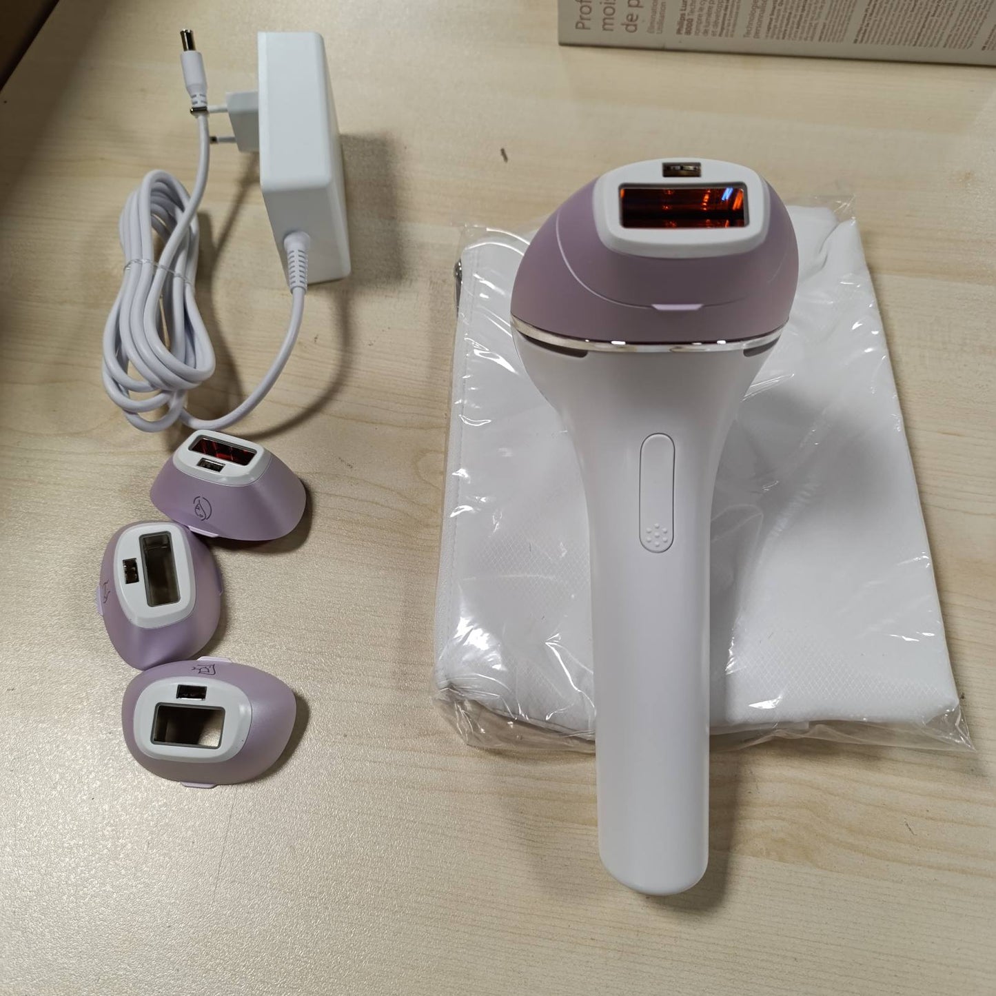 315010 - PHILIPS Lumea IPL Series 8000, Pajisje IPL për heqjen e qimeve, 220-240V, përfshirë makinë prerëse dhe 4 aksesorë për trupin, fytyrën, zonën e bikinive dhe sqetullat (BRI949/00)