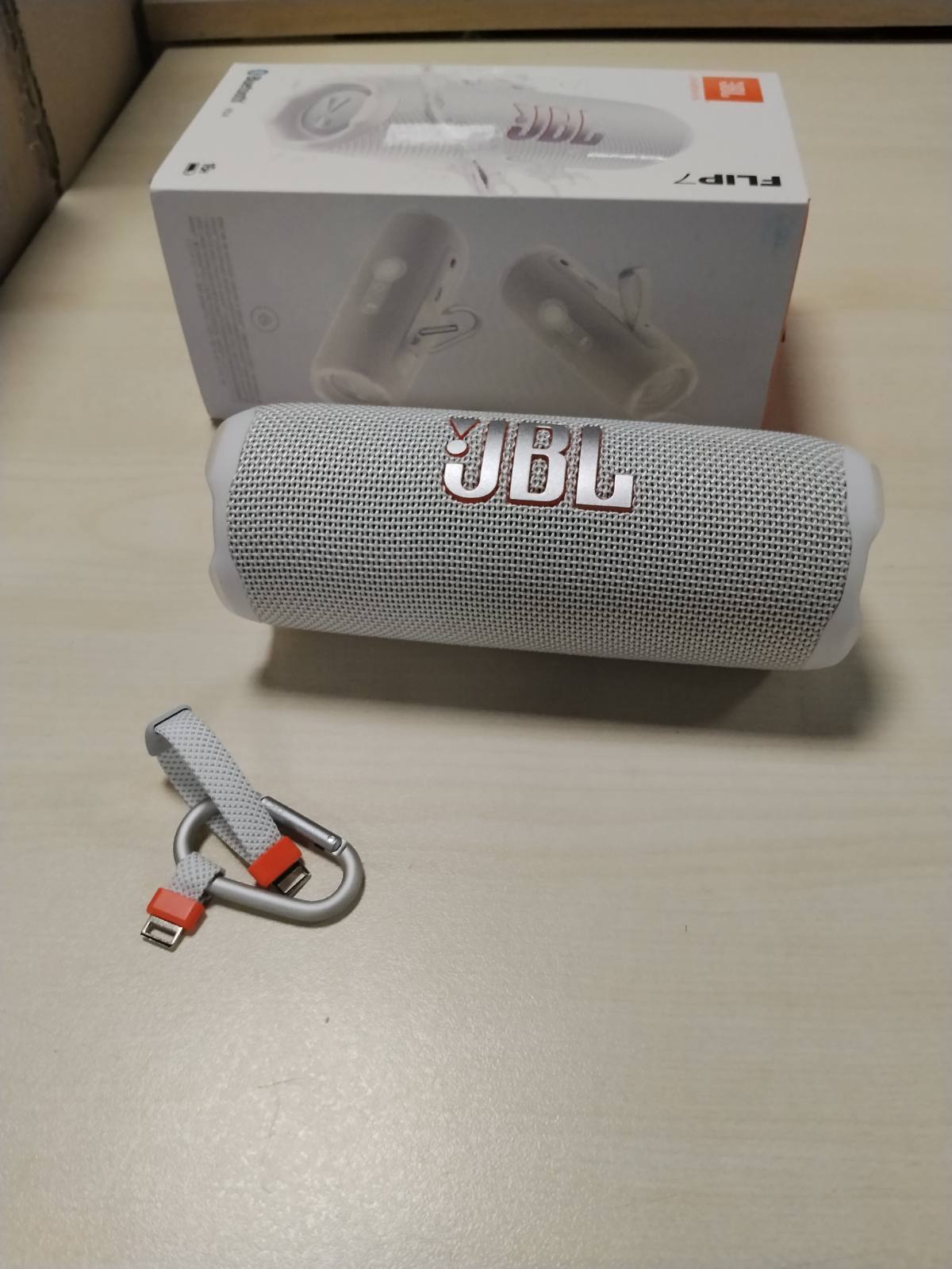319390 - JBL Flip 7, altoparlant Bluetooth portativ, jetëgjatësi baterie 16 orë, IP68 rezistent ndaj ujit dhe pluhurit, JBL Pro Sound, e bardhë