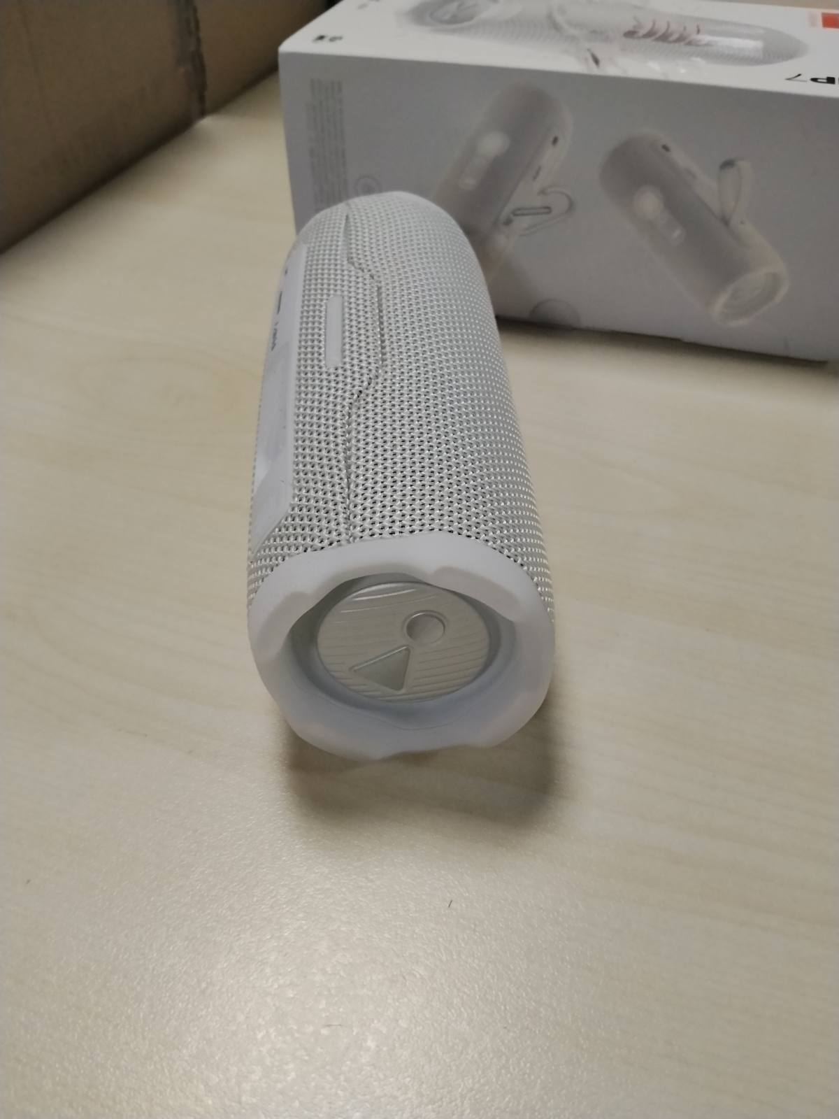 319390 - JBL Flip 7, altoparlant Bluetooth portativ, jetëgjatësi baterie 16 orë, IP68 rezistent ndaj ujit dhe pluhurit, JBL Pro Sound, e bardhë