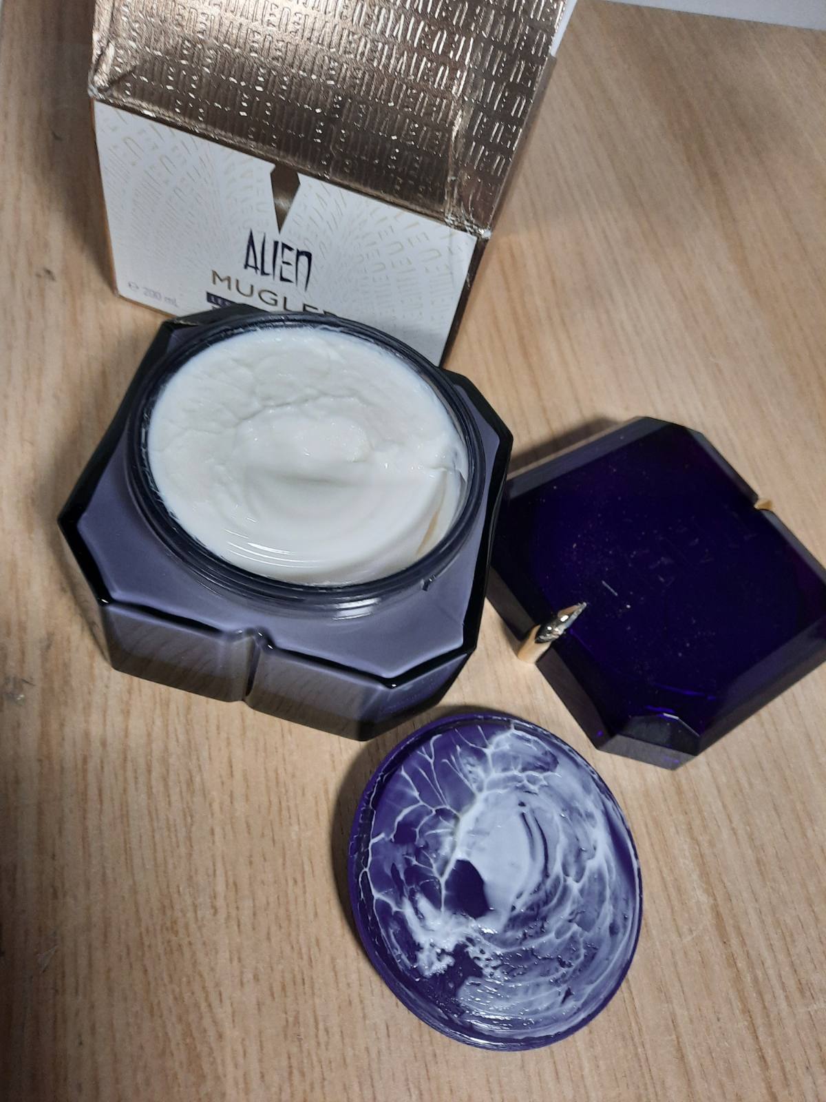 297934 - MUGLER Krem trupi i parfumuar Alien, 200 ml, aromë e jashtëzakonshme me nota druri dhe lulesh