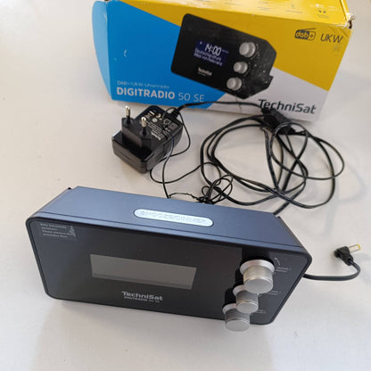 295691 - TechniSat DIGITRADIO 50 SE - Orë alarmi me radio DAB+/FM, Ekran i zbehtë, Dy kohë alarmi të rregullueshme, Shtyrje, Kohëmatës gjumi, 1.5 vat, Prizë kufjesh, Karikim USB, e zezë