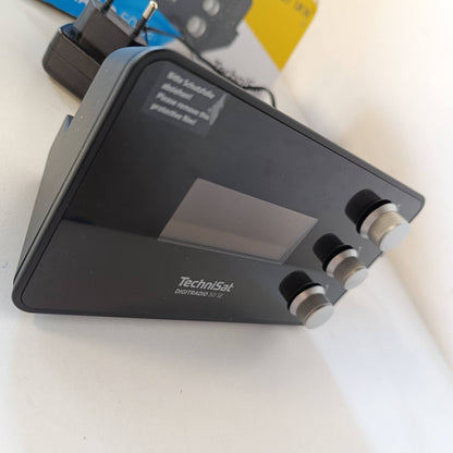 295691 - TechniSat DIGITRADIO 50 SE - Orë alarmi me radio DAB+/FM, Ekran i zbehtë, Dy kohë alarmi të rregullueshme, Shtyrje, Kohëmatës gjumi, 1.5 vat, Prizë kufjesh, Karikim USB, e zezë