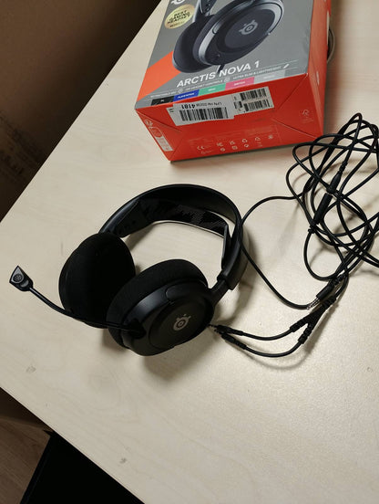 292749 - STEELSERIES Arctis Nova 1 - Kufje Lojërash me Shumë Sisteme, Hi-Fi, Tingull Hapësinor 360°, Mikrofon me Anulim Zhurmesh, e Zezë