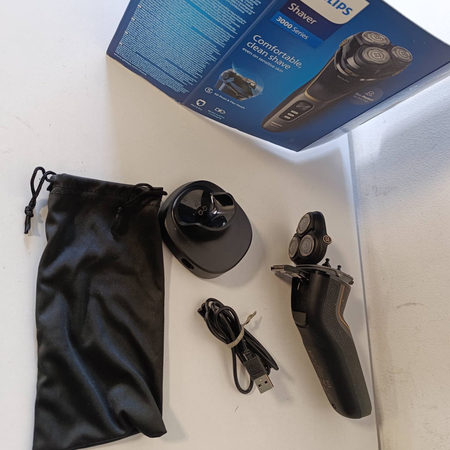 292260 - PHILIPS Rrojtore elektrike Seria 3000 - Rrojtore elektrike për burra me flokë të lagur dhe të thatë me teknologji SkinProtect, prerëse që hapet, mbështetëse karikimi, çantë udhëtimi, e zezë, modeli S3342/13