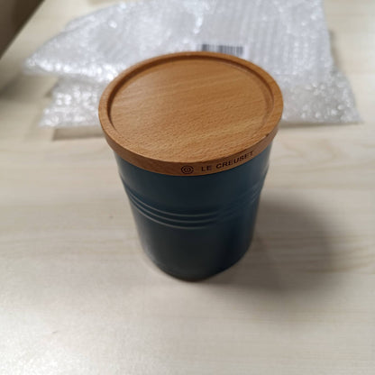 183699 - LE CREUSET - Kavanoz prej guri, madhësi M, me kapak druri, kapacitet 540 ml, diametri 10 cm, ngjyrë blu e thellë, Nr. modeli 91044401642099