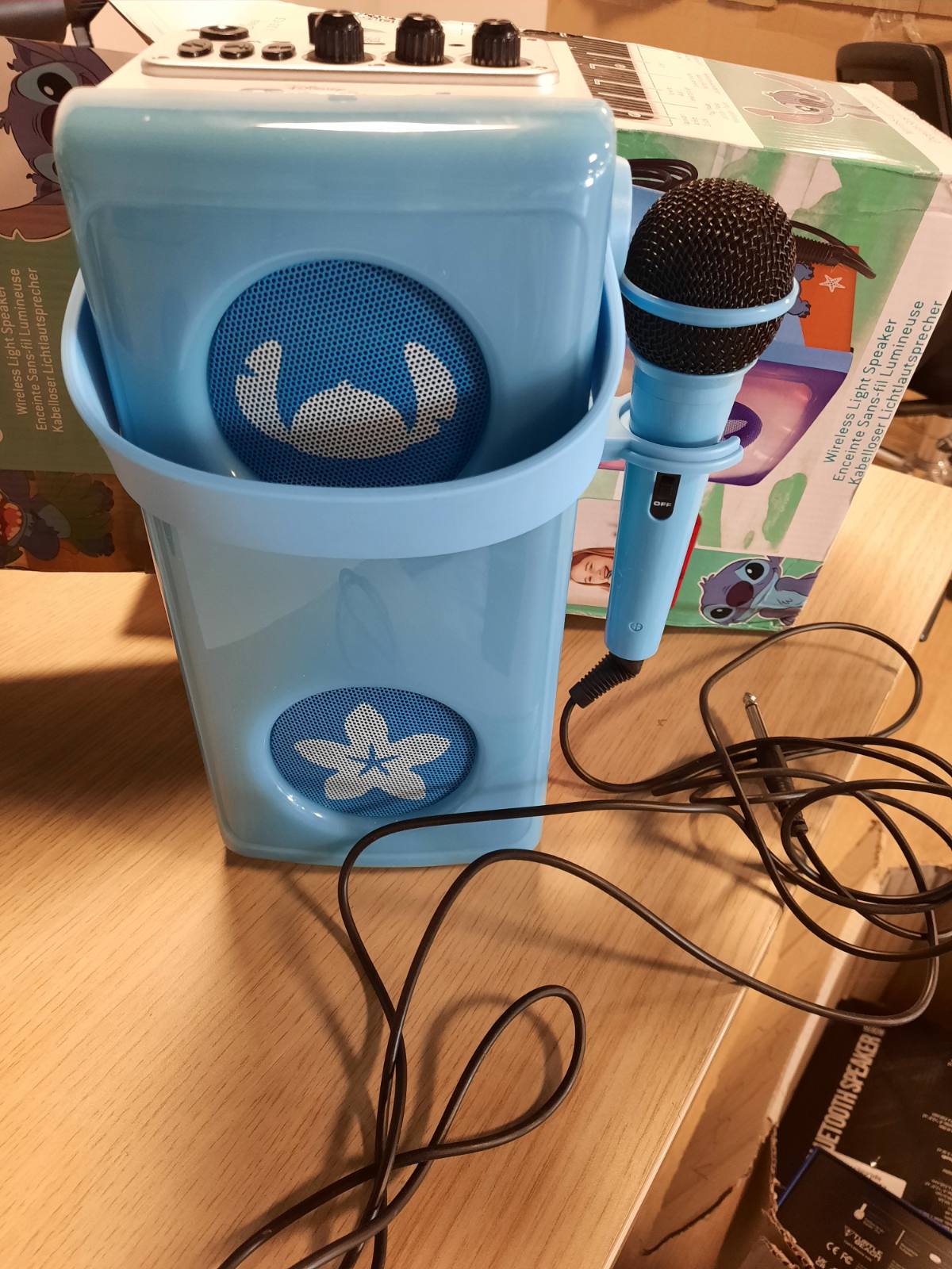 299176 - LEXIBOOK DISNEY STITCH, Altoparlant pa tel Bluetooth® me mikrofon të ndriçuar, Efekte drite shumëngjyrëshe, Vend për kartë SD/TF, Bateri e rikarikueshme, Kapacitet: 10W, Ngjyra: Blu, Model: BTP185DZ