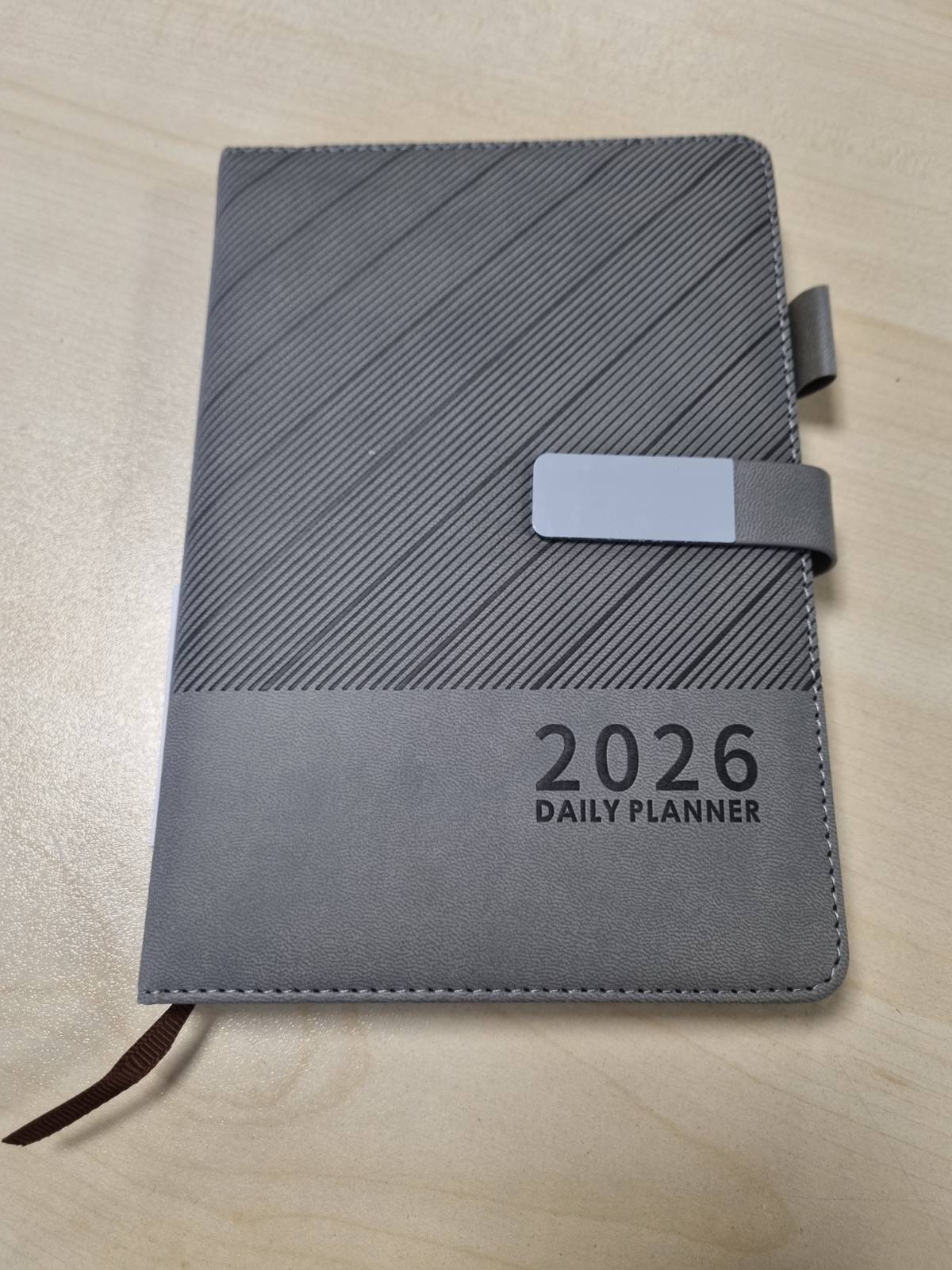 295374 - PLANIFIKUES DITOR 2026 - 21.5 x 14.5 cm - Mbulesë prej pëlhure të butë, 1 faqe në ditë, Planifikues A5, Janar deri në Dhjetor 2026, 400 fletë, Letër 80 g/m² + Stilolaps