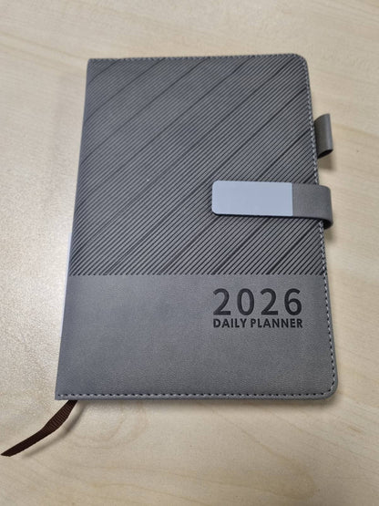 295374 - PLANIFIKUES DITOR 2026 - 21.5 x 14.5 cm - Mbulesë prej pëlhure të butë, 1 faqe në ditë, Planifikues A5, Janar deri në Dhjetor 2026, 400 fletë, Letër 80 g/m² + Stilolaps
