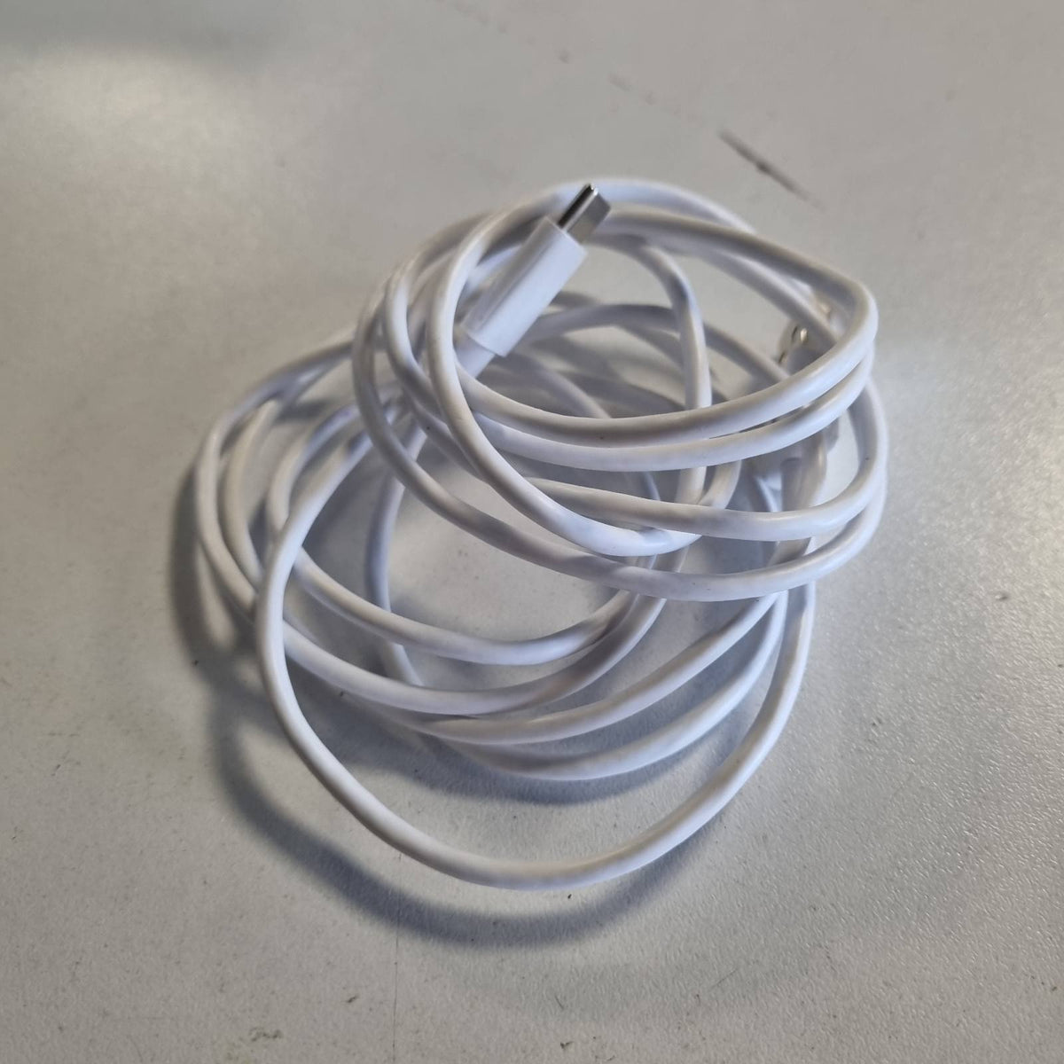 300085 - AMAZON BASICS Kabllo karikimi të shpejtë USB-C në USB-A 2.0, Shpejtësi transferimi 480 Mbps, 1.8 m, i bardhë