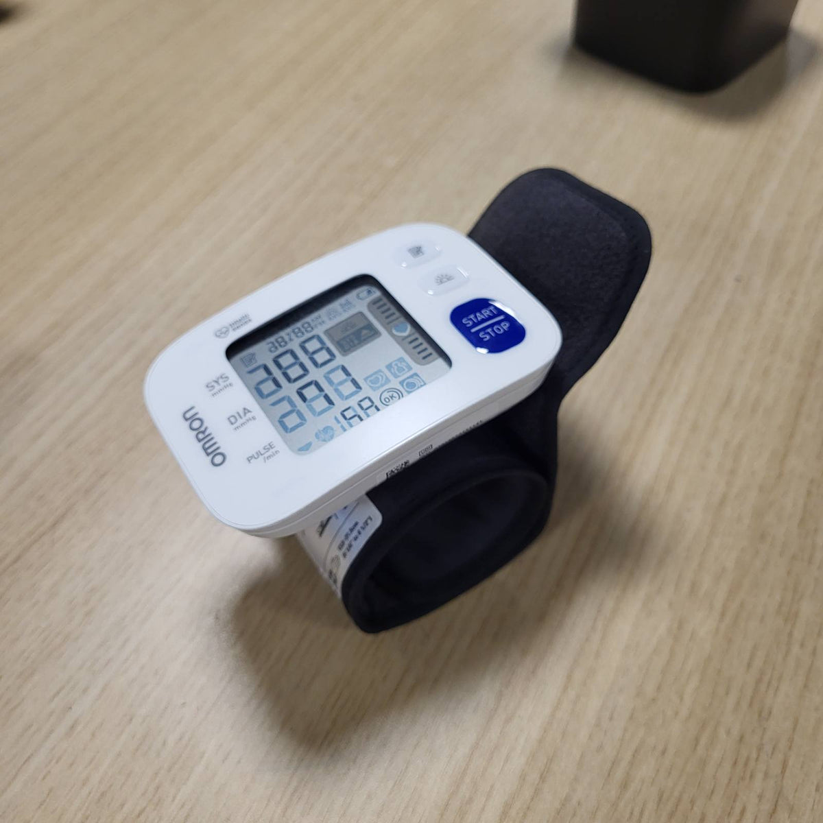 301843 - OMRON Monitor i presionit të gjakut RS4 - Test Winner Stiftung Warentest 11/2023