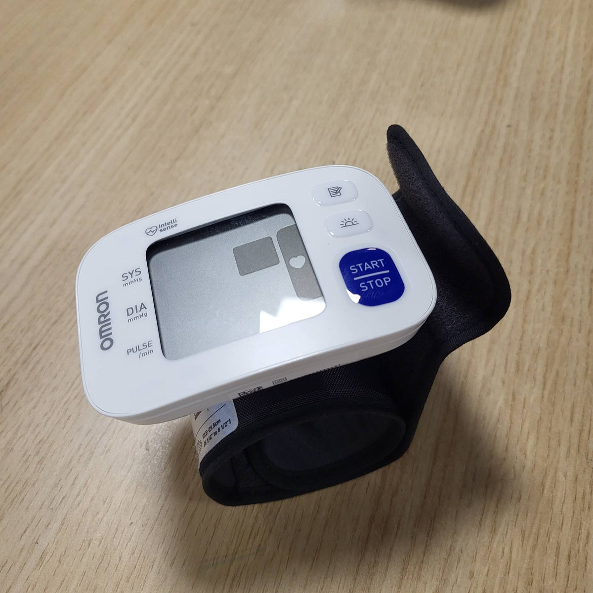 301843 - OMRON Monitor i presionit të gjakut RS4 - Test Winner Stiftung Warentest 11/2023