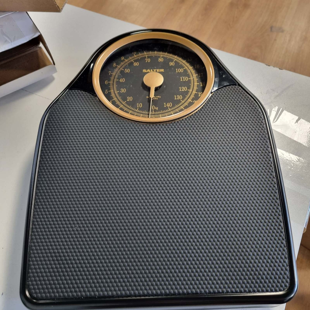 302902 - SALTER Peshore Mekanike Banjo 150 kg, Shkallë Analoge në Stil Retro, Njësi Metrike/Imperiale, Sipërfaqe Jo-Rrëshqitëse, Pa Bateri, Garanci 15-Vjeçare