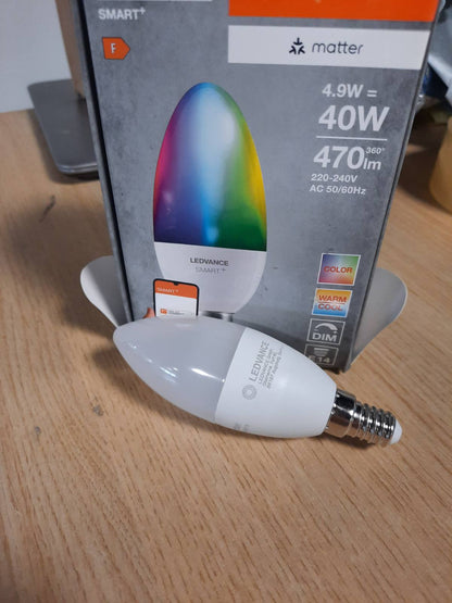 213852 - LEDVANCE SMART+ MATTER Llambë LED E14 në formë qiriu, 4.9W, 470 lm, me ndriçim të bardhë dhe me ngjyra. E pajtueshme me Google, Alexa dhe Apple, kontrollohet me aplikacion ose zë dhe ka jetëgjatësi deri në 20,000 orë.