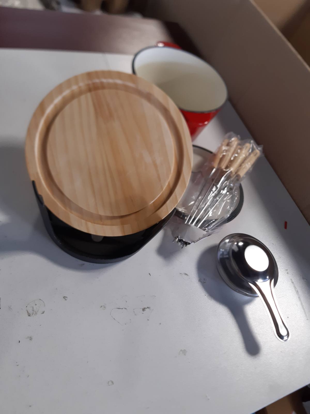 183345 - LACOR - Set Fondue prej Hekuri të Farkëtuar të Emaluar, Mbështetëse Hekuri me Bazë Druri, E Pajtueshme me Induksion, 6 Pirunë, Ø 16.5 x 10 cm (1.7 Litra), E Kuqe