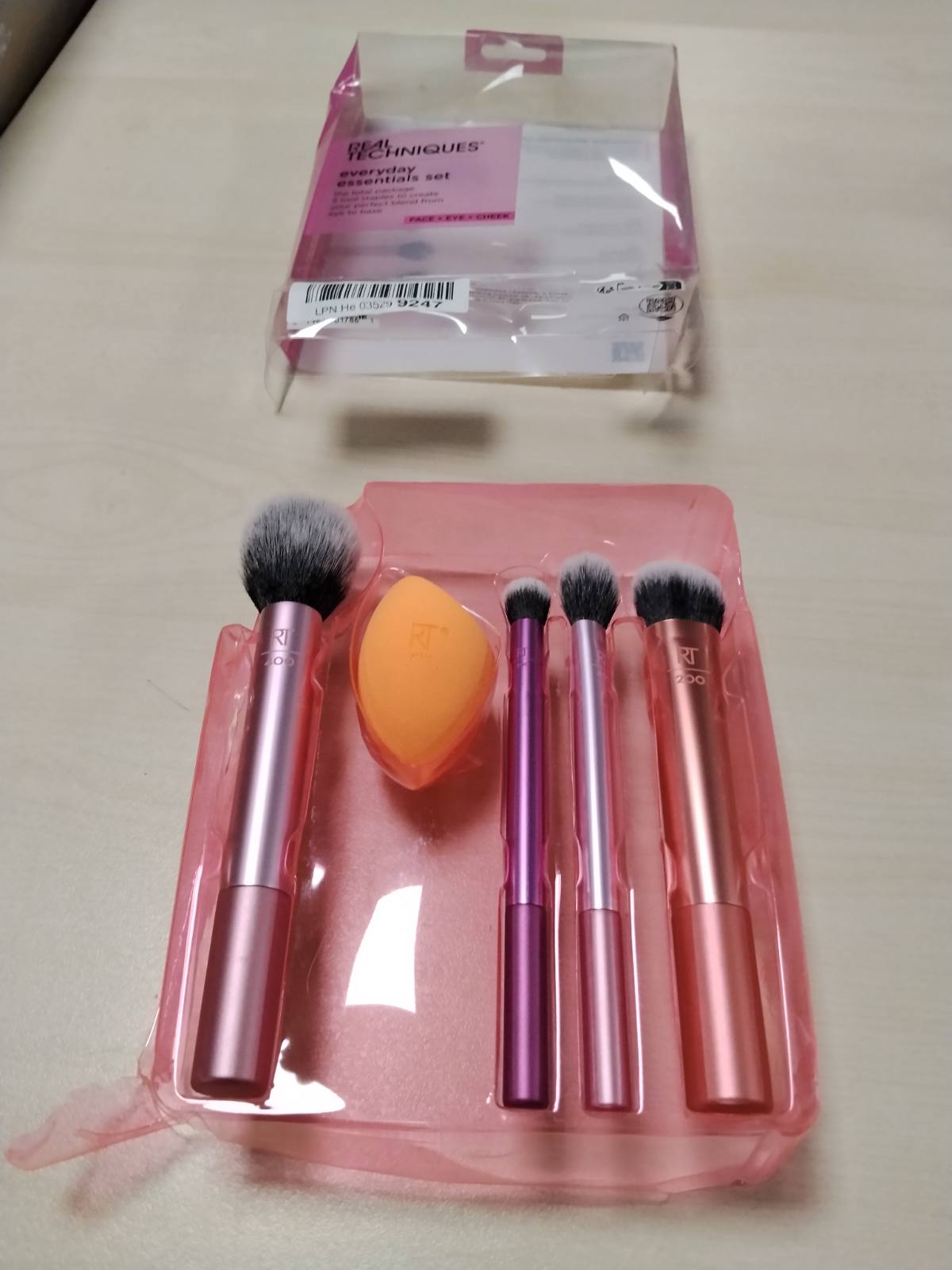 301037 - REAL TECHNIQUES – Set Everyday Essentials + Sfungjeri Grimi, për Fondatinë, Skuqës, Bronzues, Hije Syri dhe Pudër, Set me 5 Pjesë.