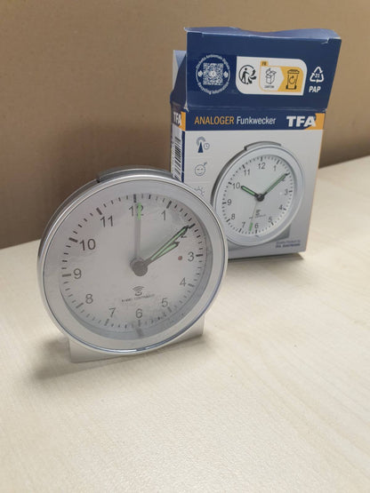 196808 - TFA DOSTMANN Orë me Alarm radio analoge, materiali Plastik, ngjyra Argjenti, dimensionet 81 x 31 x 84 mm, Modeli 60.1517.54