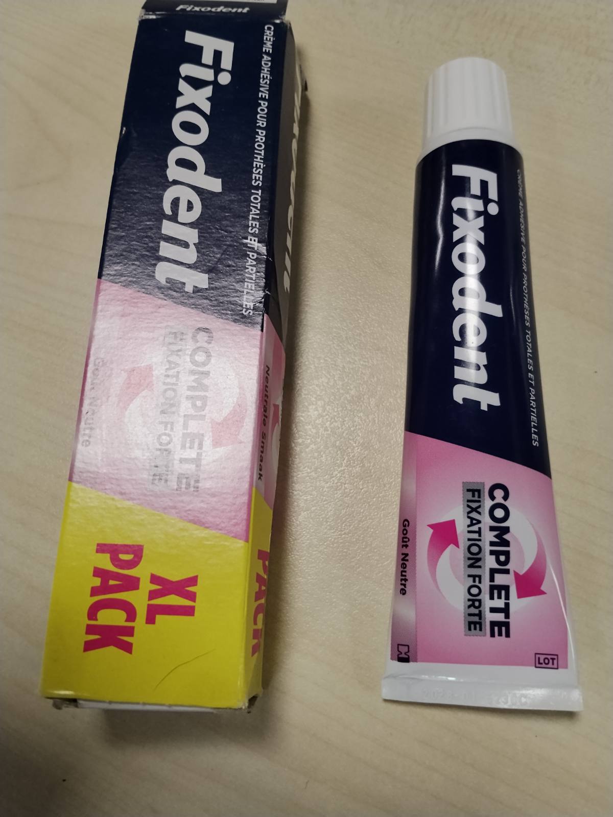303898 - FIXODENT Krem Ngjitës i Plotë për Proteza të Plota dhe të Pjesëshme, Shije Neutrale, 70ml