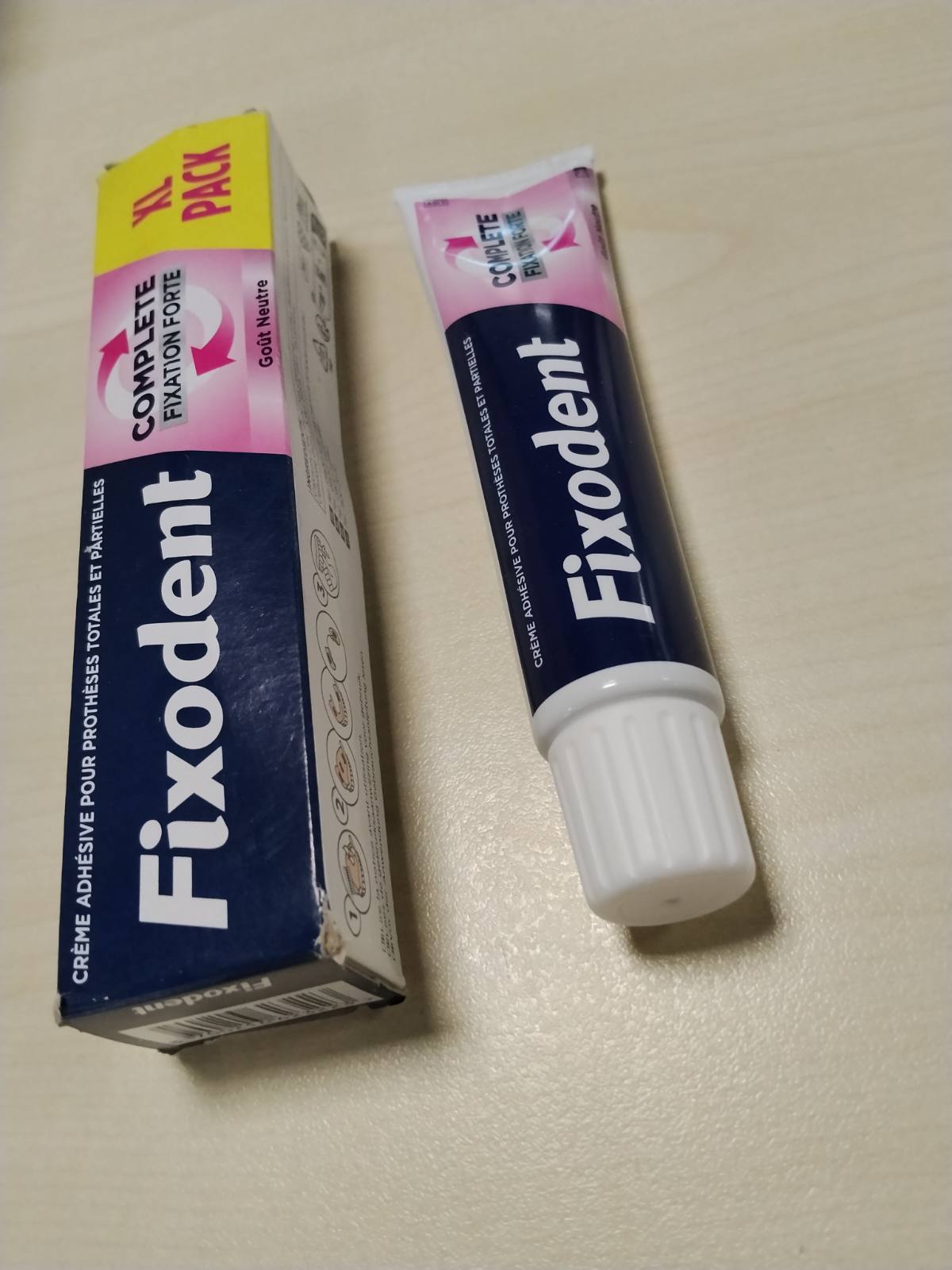 303897 - FIXODENT Krem Ngjitës i Plotë për Proteza të Plota dhe të Pjesëshme, Shije Neutrale, 70ml