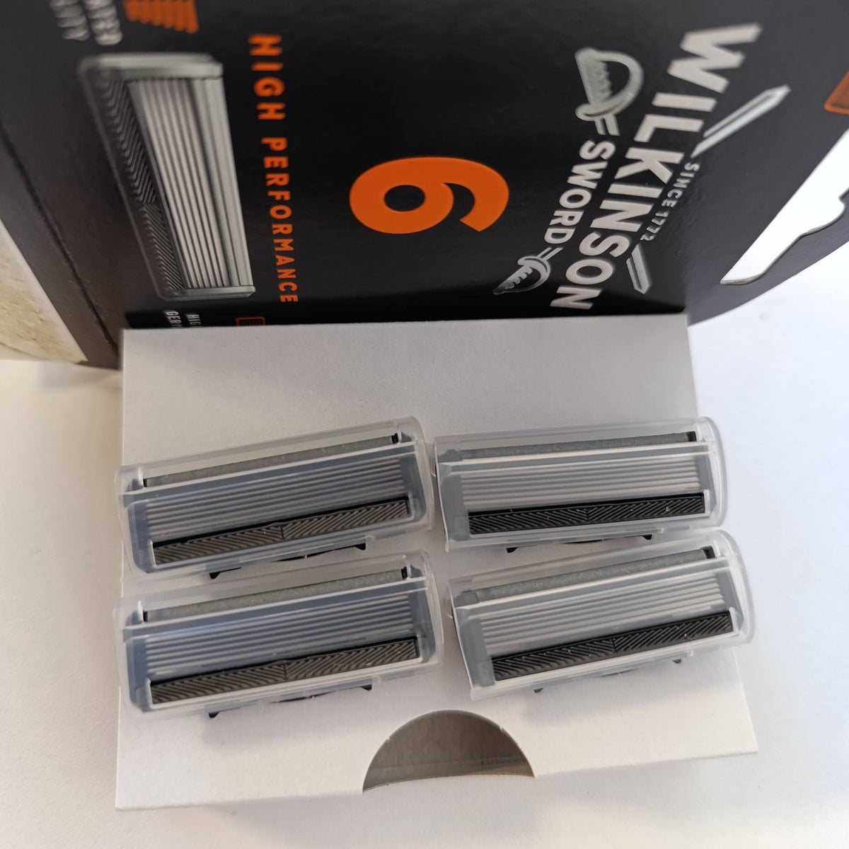 303549 - WILKINSON SWORD Brisk për meshkuj me 6 tehe të veshura me diamant, 4 tehe zëvendësuese