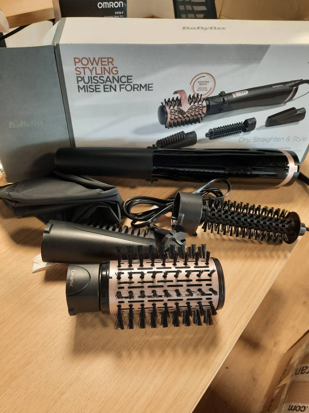 302772 - BABYLISS Furçë rrotulluese për tharëse flokësh, funksion jonik, me 4 aksesorë të ndërrueshëm, e zezë, AS200E