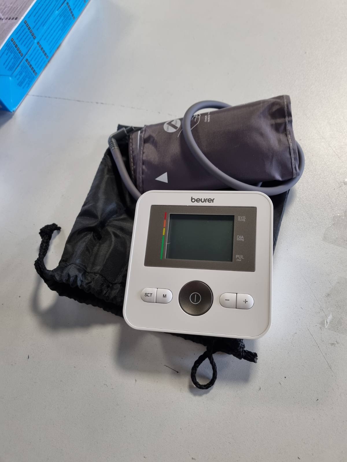 306034 - BEURER Monitor tensioni i gjakut BM 27, manshetë 22-42 cm, i validuar klinikisht, tregues rreziku, zbulim aritmie, transferim të dhënash në Apple Health