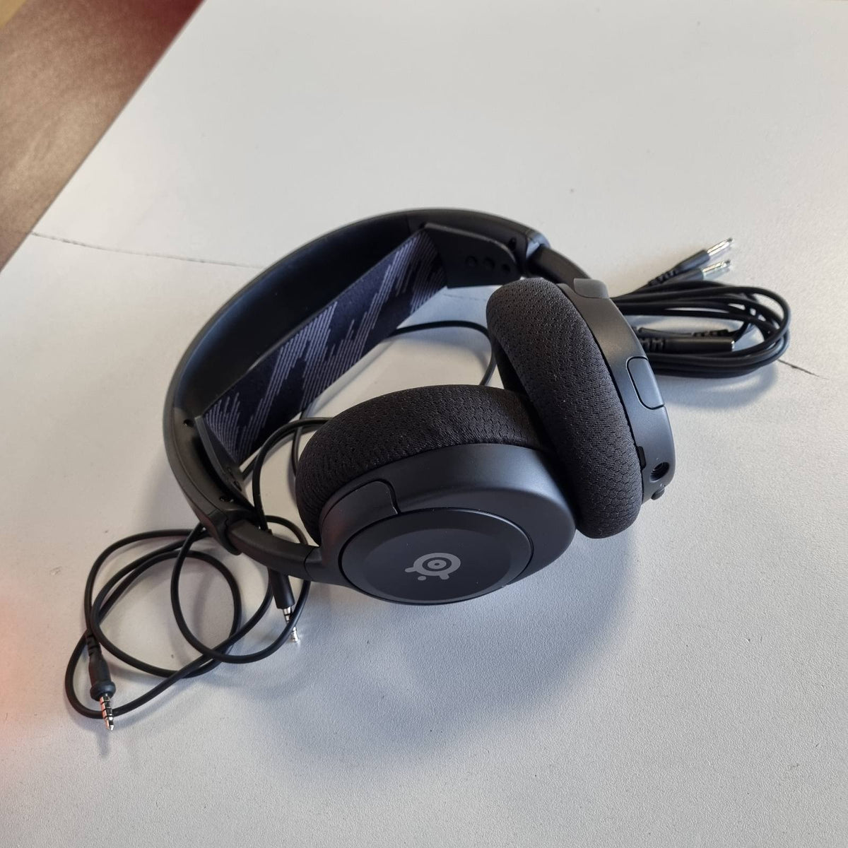 295746 - STEELSERIES Arctis Nova 1 - Kufje Lojërash Hi-Fi, Tingull Hapësinor 360°, Mikrofon me Anulim Zhurmesh, PC, PS5, PS4, Switch, Xbox - E Zezë