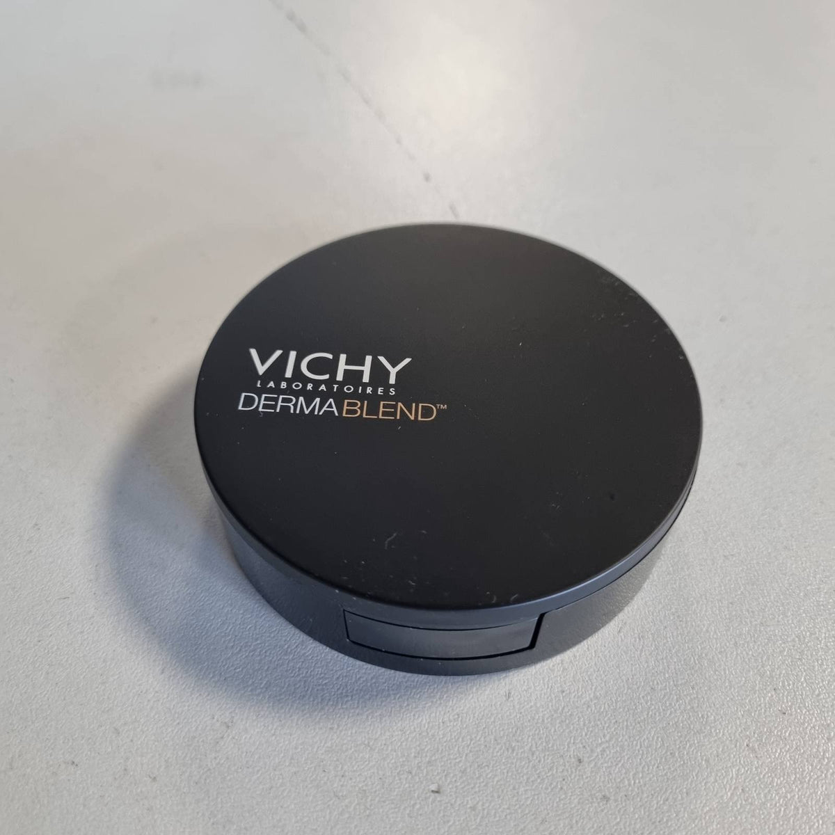 302137 - VICHY Dermablend Covermatte, Fondatinë Pudre Kompakte, Kundër Imperfeksioneve, Qëndrueshmëri 12 orëshe, Mbulim i Lartë, SPF 25, I përshtatshëm për lëkurë të ndjeshme, Nuanca: Nude 25, 9.5 g